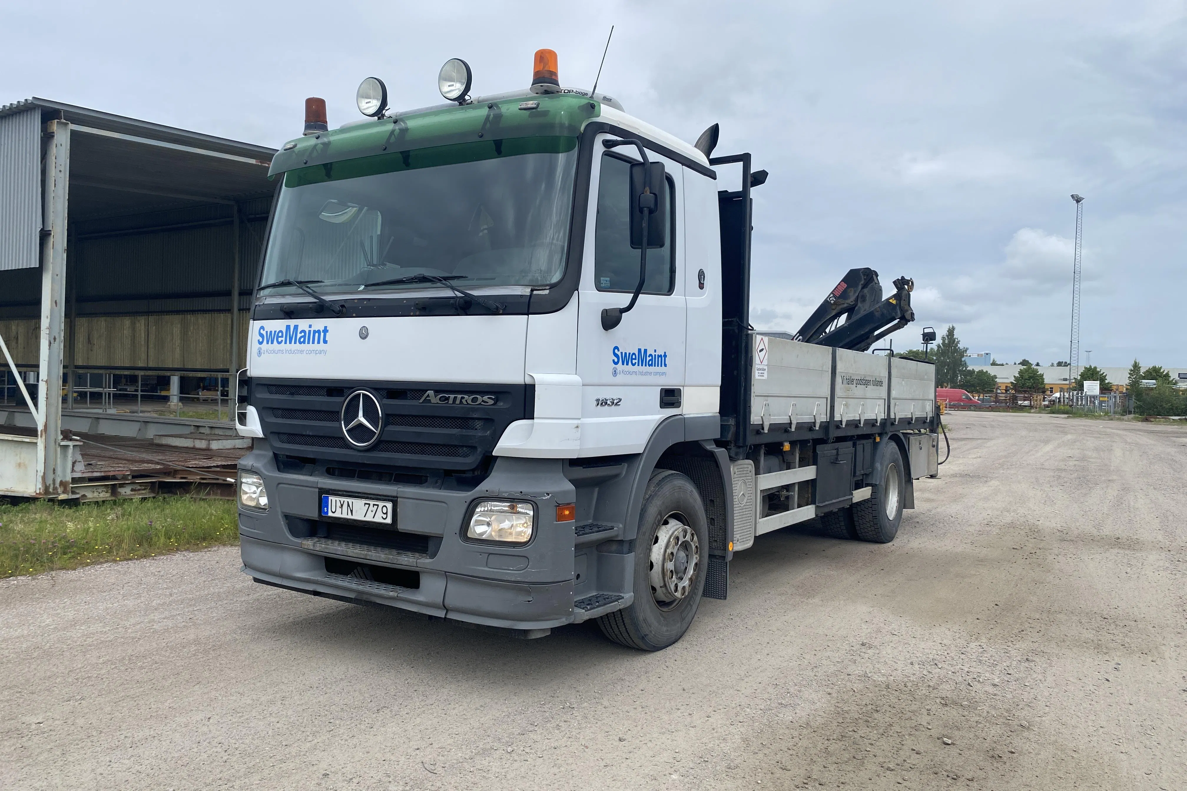 Presentation photo 1 of 42: MERCEDES ACTROS 1832 - 543 645 km - Manual - white - 2004