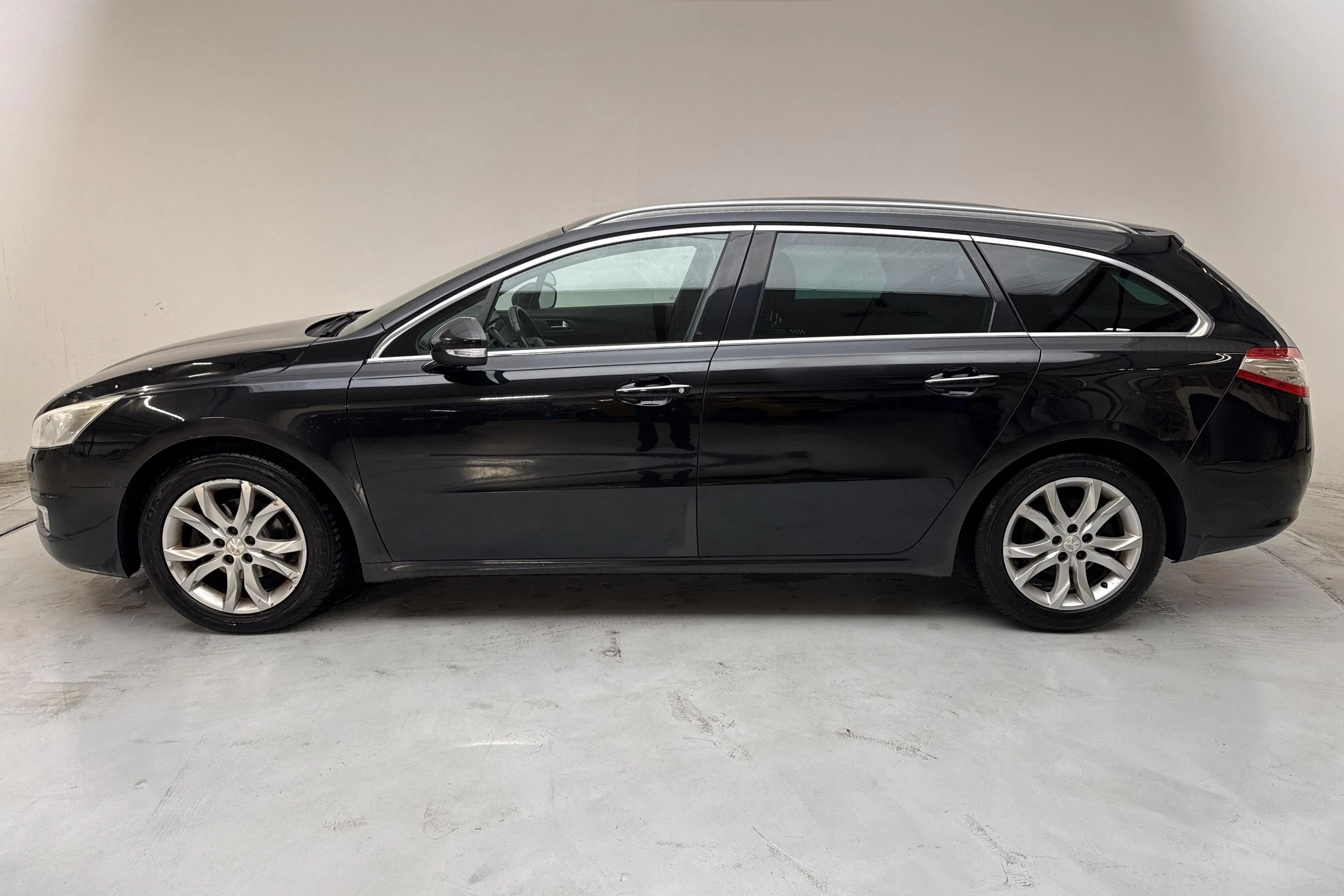 Presentation photo 2 of 13: Peugeot 508 SW e-1.6 HDi (112hk) - 194 910 km - Automatic - black - 2011