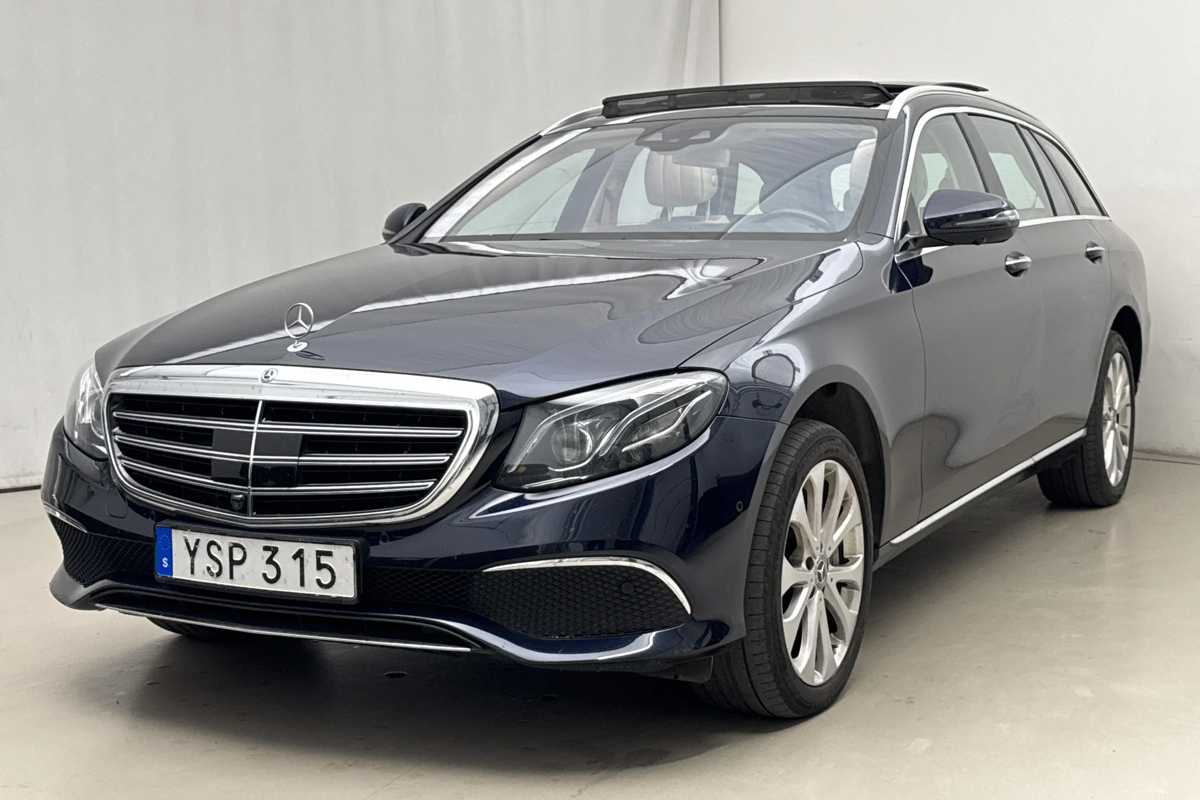 Presentation photo 1 of 19: Mercedes E 400 4MATIC Kombi S213 (333hk) - 150 270 km - Automatic - dark blue - 2018
