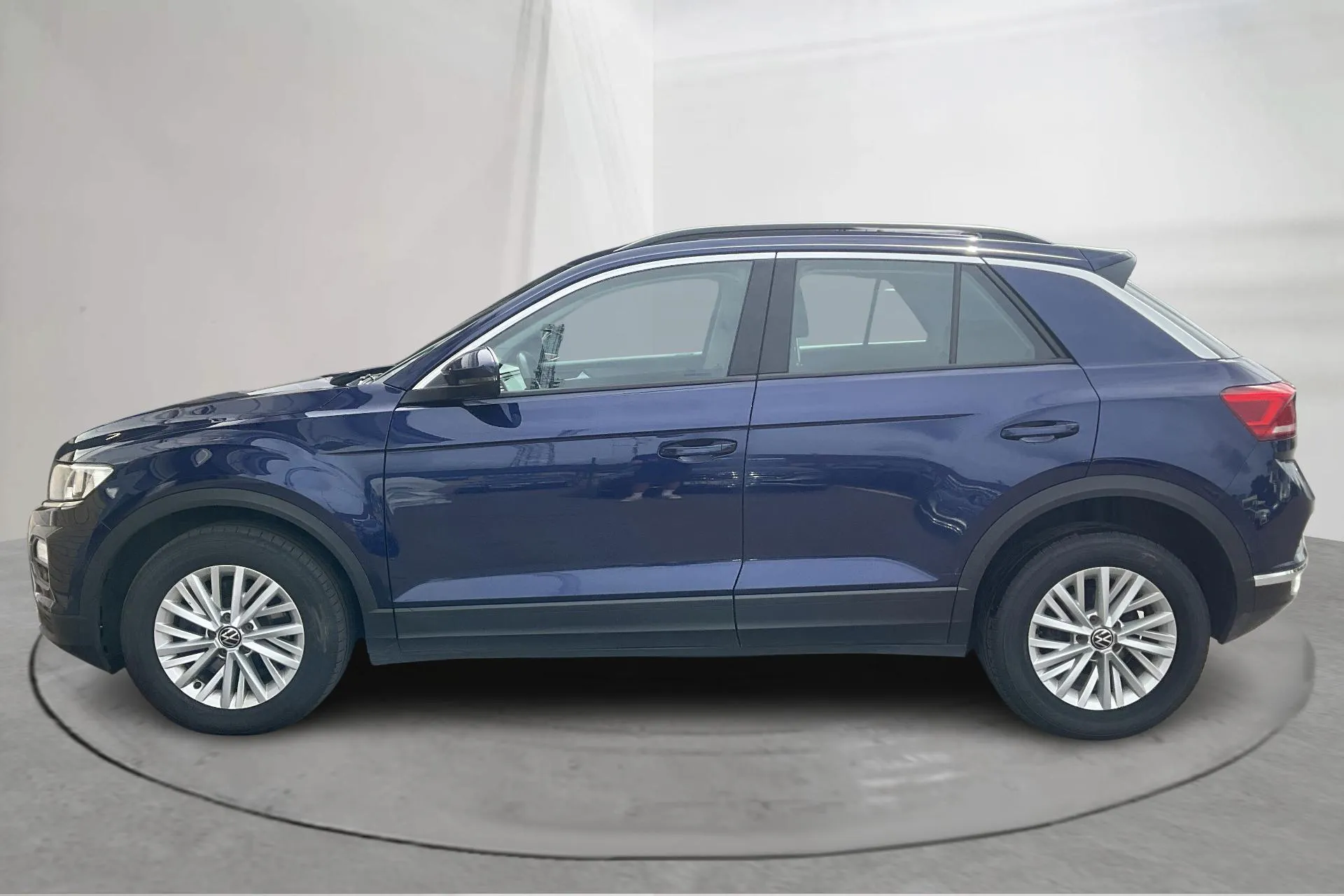 Presentation photo 2 of 13: VW T-Roc 2.0 TDI 4MOTION (150hk) - 14 843 Scandinavian mile - Automatic - dark blue - 2021