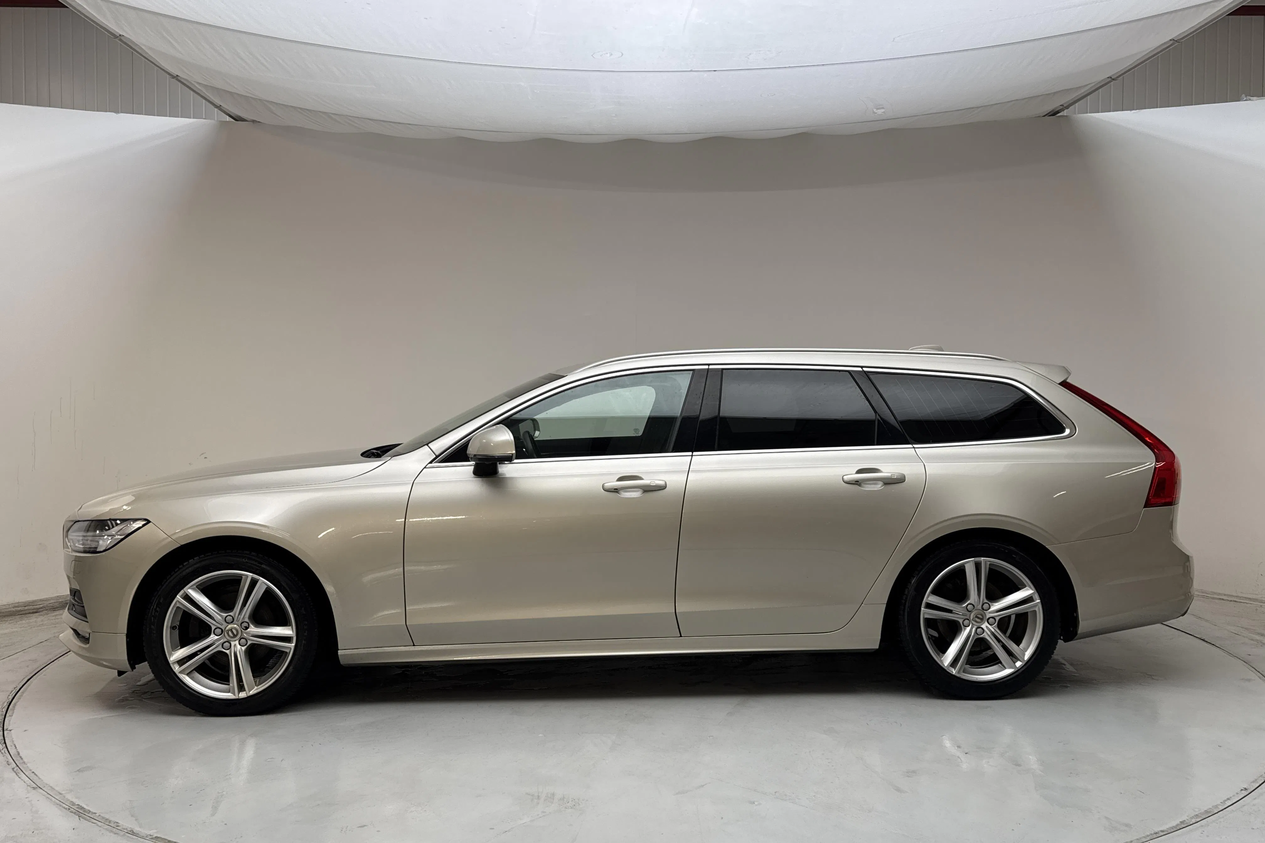 Presentationsfoto 2 av 16: Volvo V90 D4 AWD (190hk) - 18 738 mil - Automat - Ljusbrun - 2019