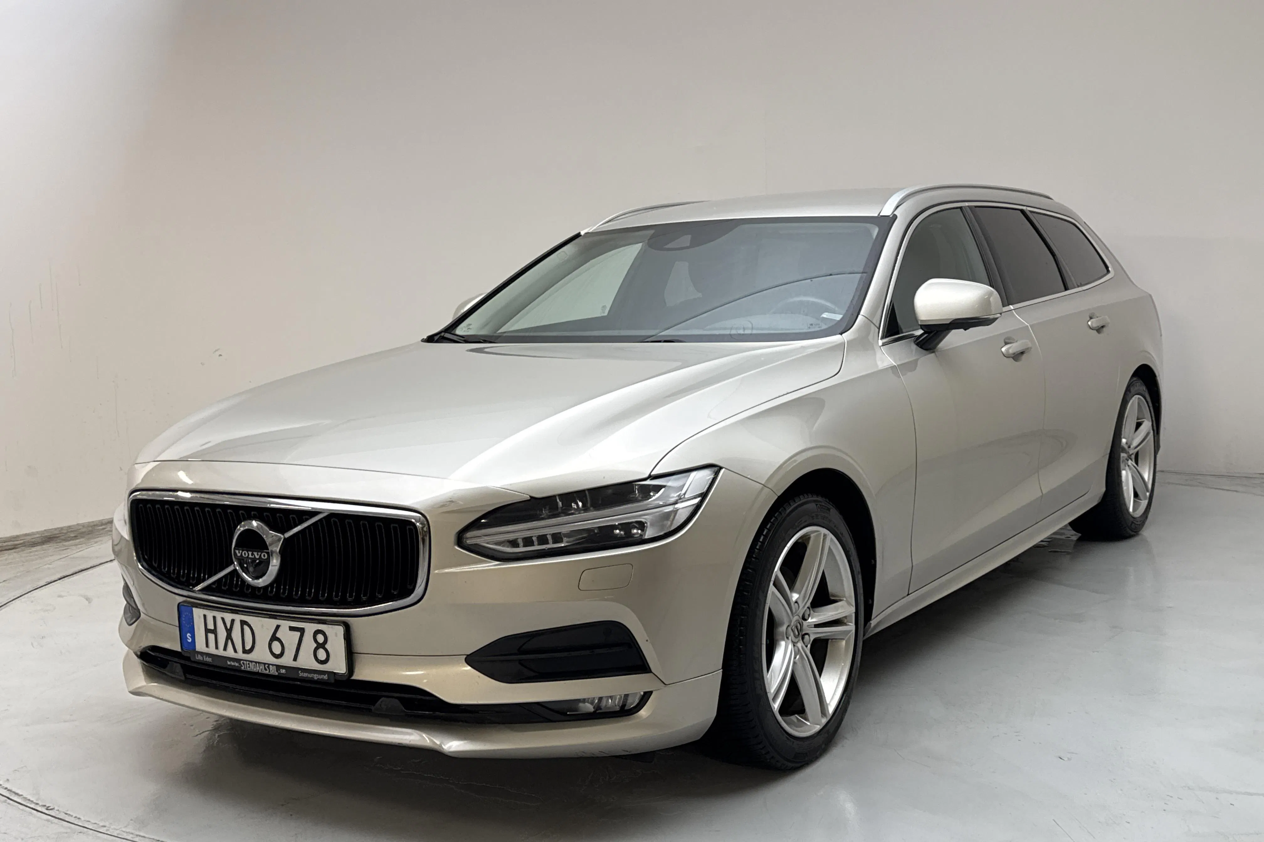 Presentationsfoto 1 av 16: Volvo V90 D4 AWD (190hk) - 18 738 mil - Automat - Ljusbrun - 2019