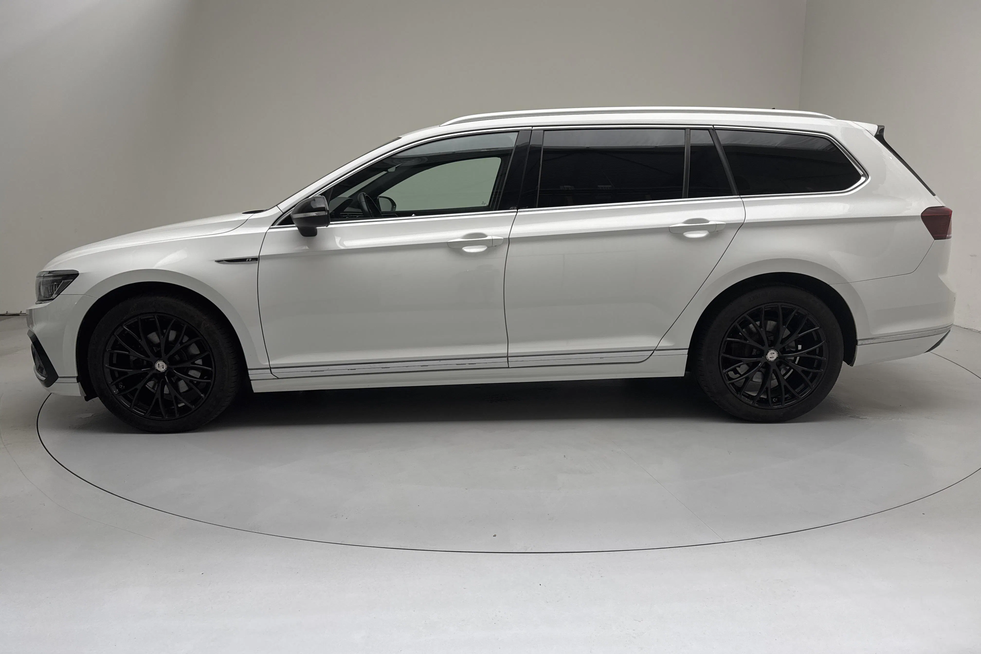 Presentationsfoto 2 av 16: VW Passat 2.0 TDI Sportscombi 4MOTION (190hk) - 16 394 mil - Automat - vit - 2020