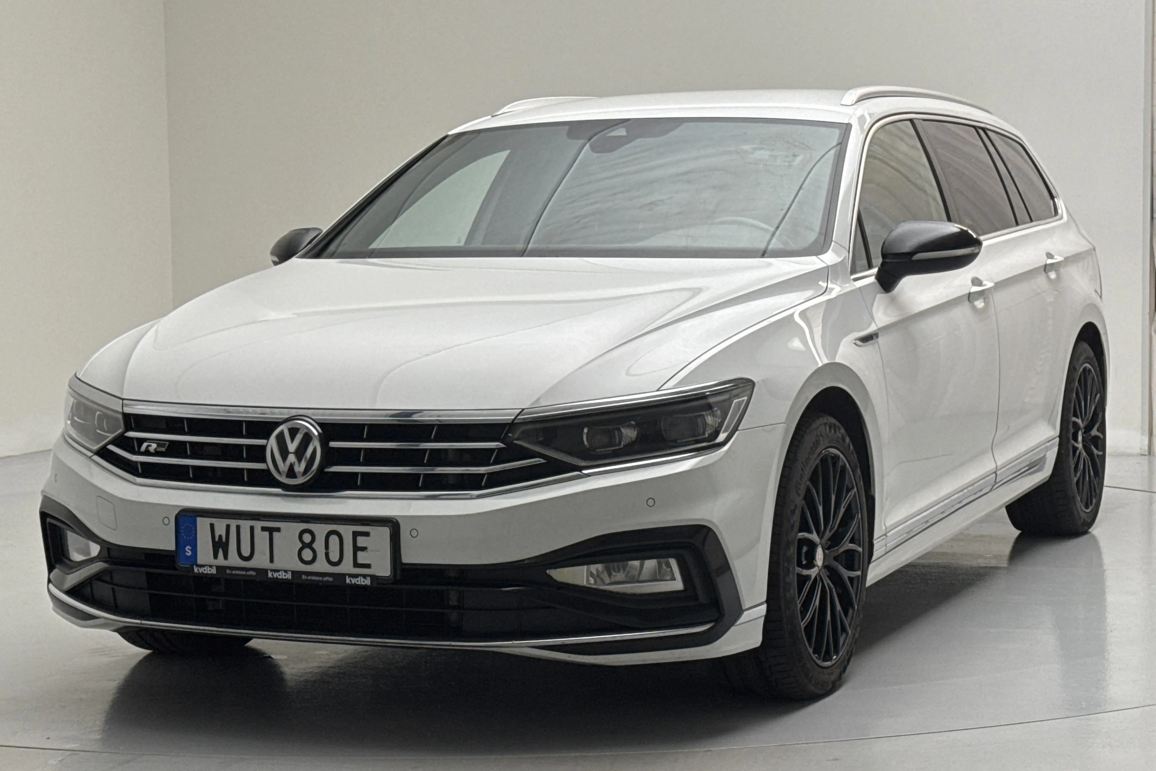 Presentationsfoto 1 av 16: VW Passat 2.0 TDI Sportscombi 4MOTION (190hk) - 16 394 mil - Automat - vit - 2020