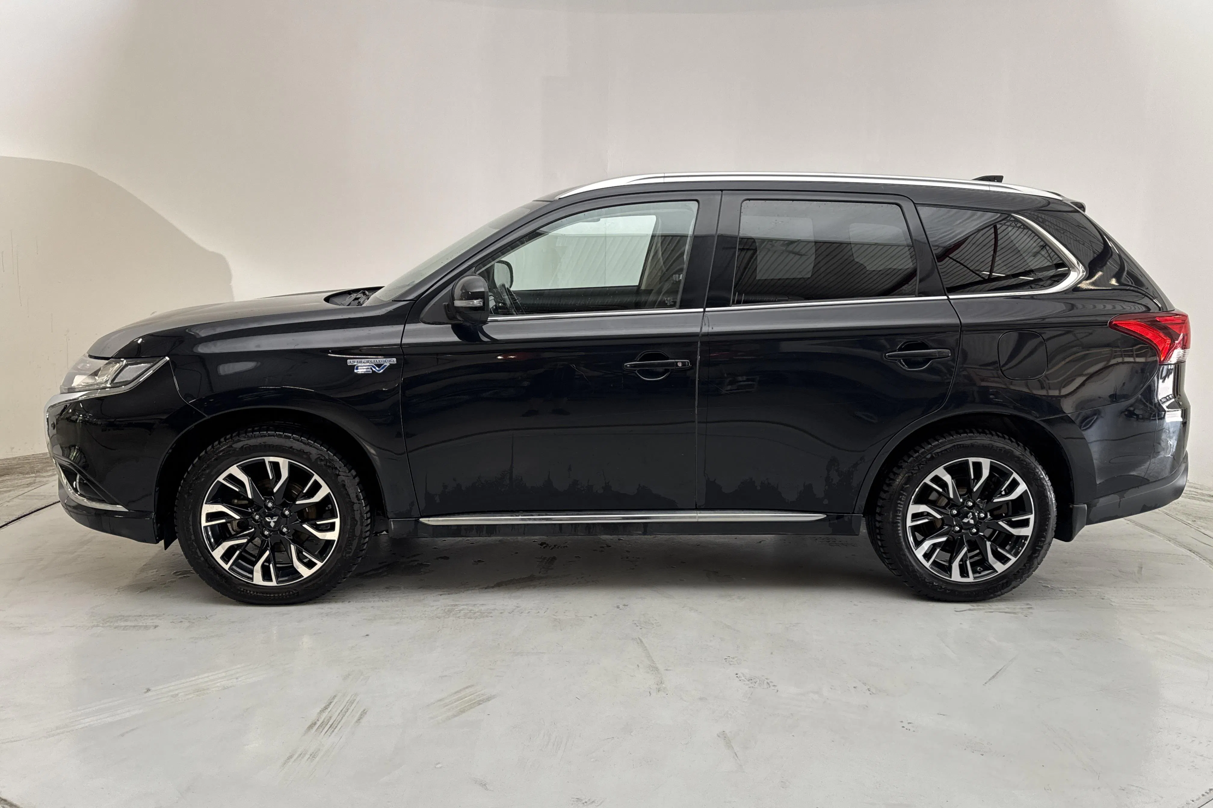 Presentationsfoto 2 av 17: Mitsubishi Outlander 2.0 Plug-in Hybrid 4WD (203hk) - 17 690 mil - Automat - svart - 2017