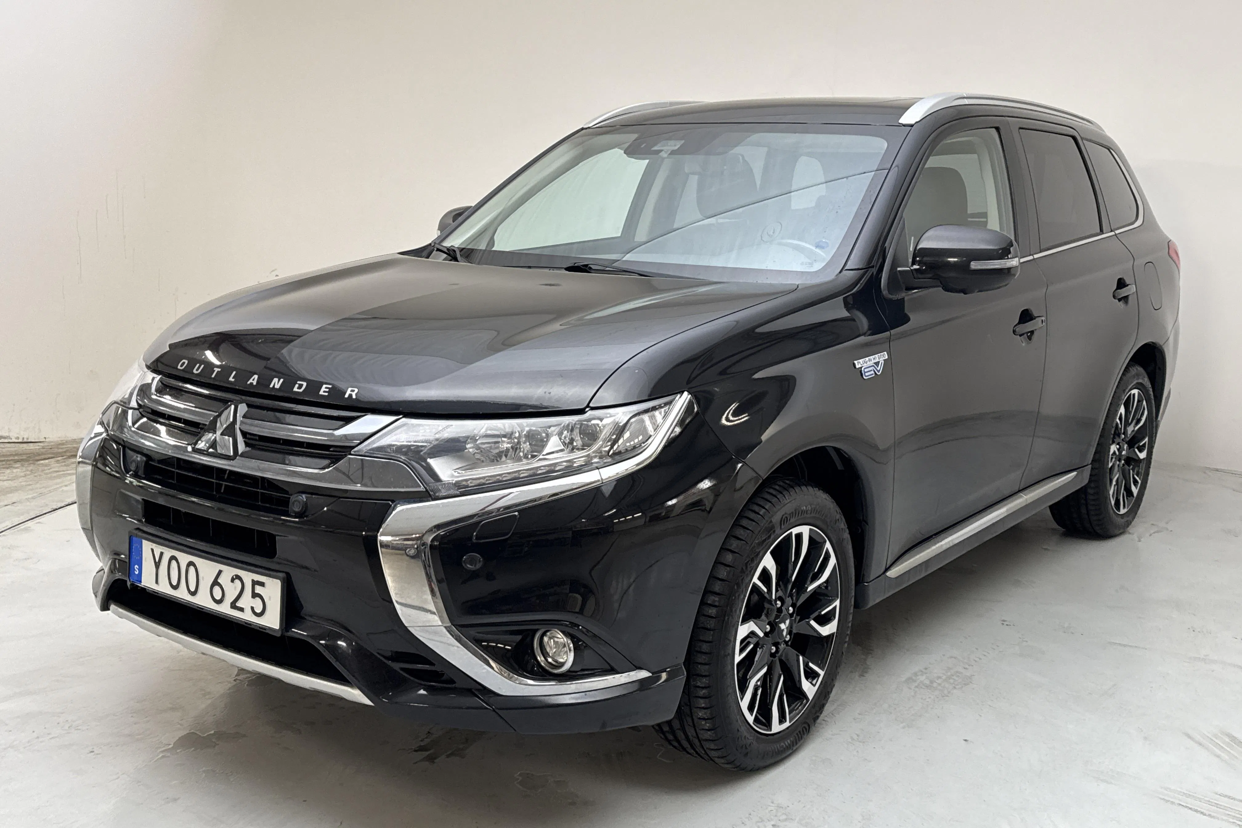 Presentationsfoto 1 av 17: Mitsubishi Outlander 2.0 Plug-in Hybrid 4WD (203hk) - 17 690 mil - Automat - svart - 2017