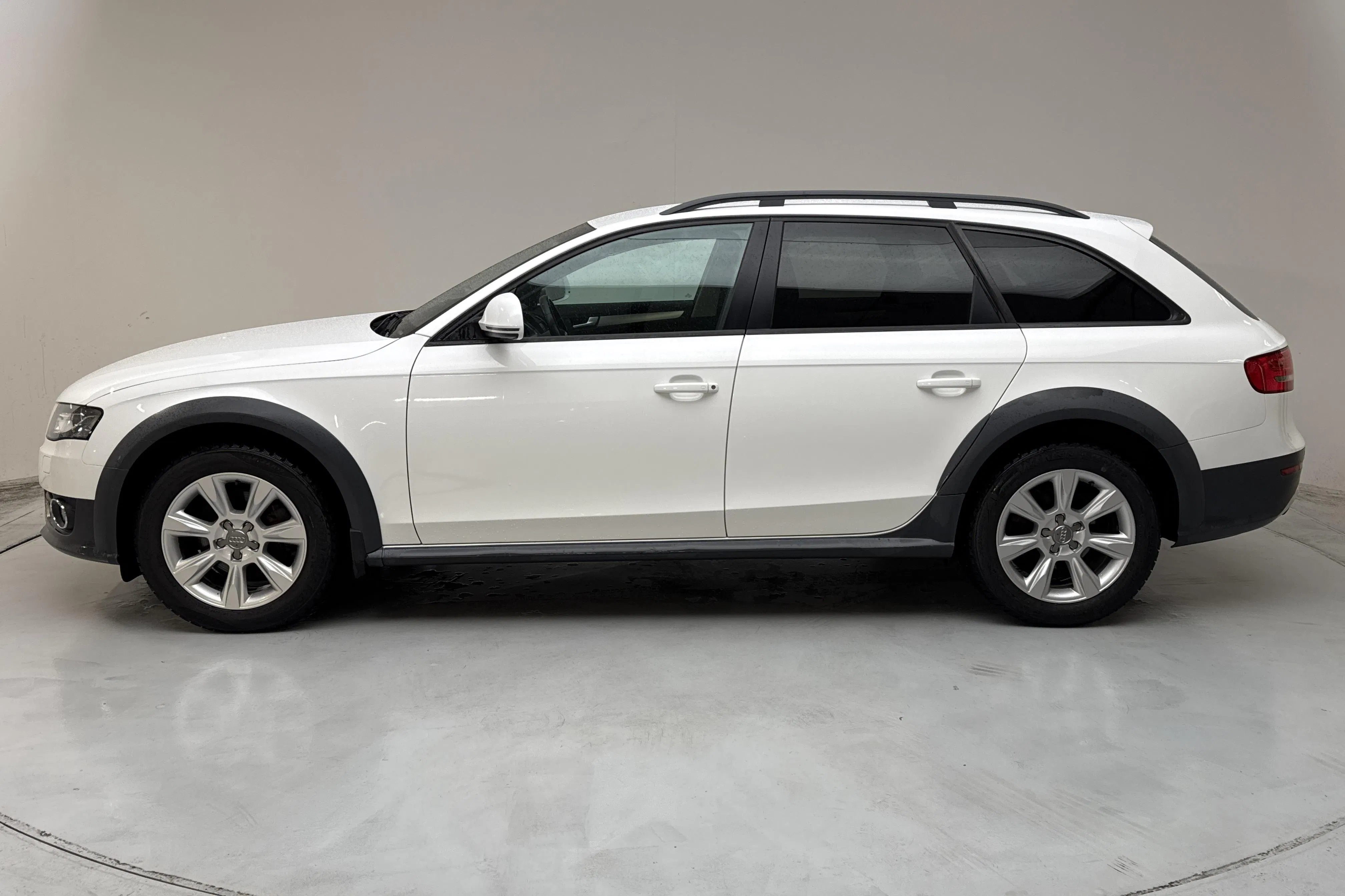 Presentationsfoto 2 av 14: Audi A4 Allroad 2.0 TDI Avant quattro (170hk) - 17 113 mil - Manuell - vit - 2010