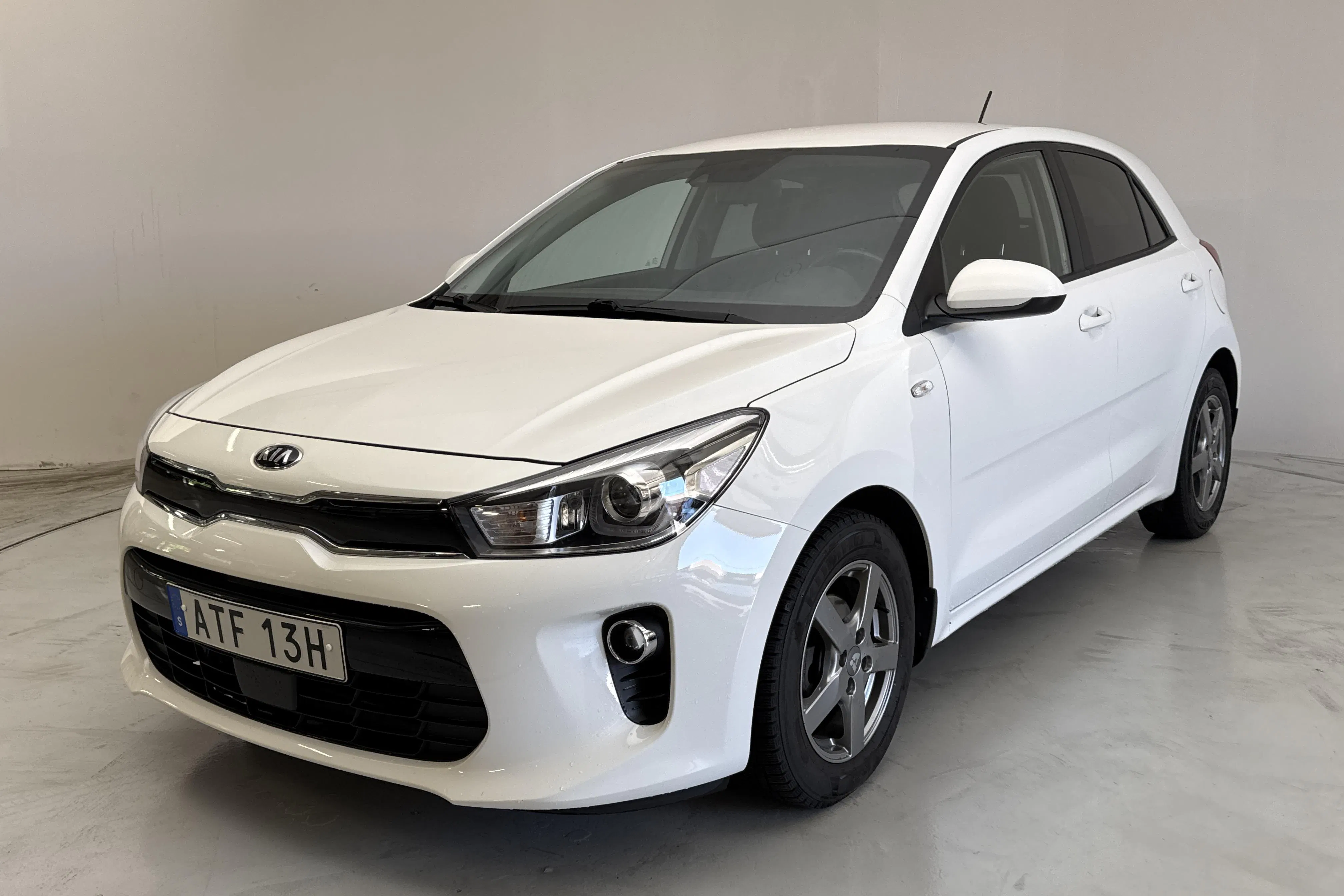 Presentation photo 1 of 12: KIA Rio 1.2 (84hk) - 37 080 km - Manual - white - 2020