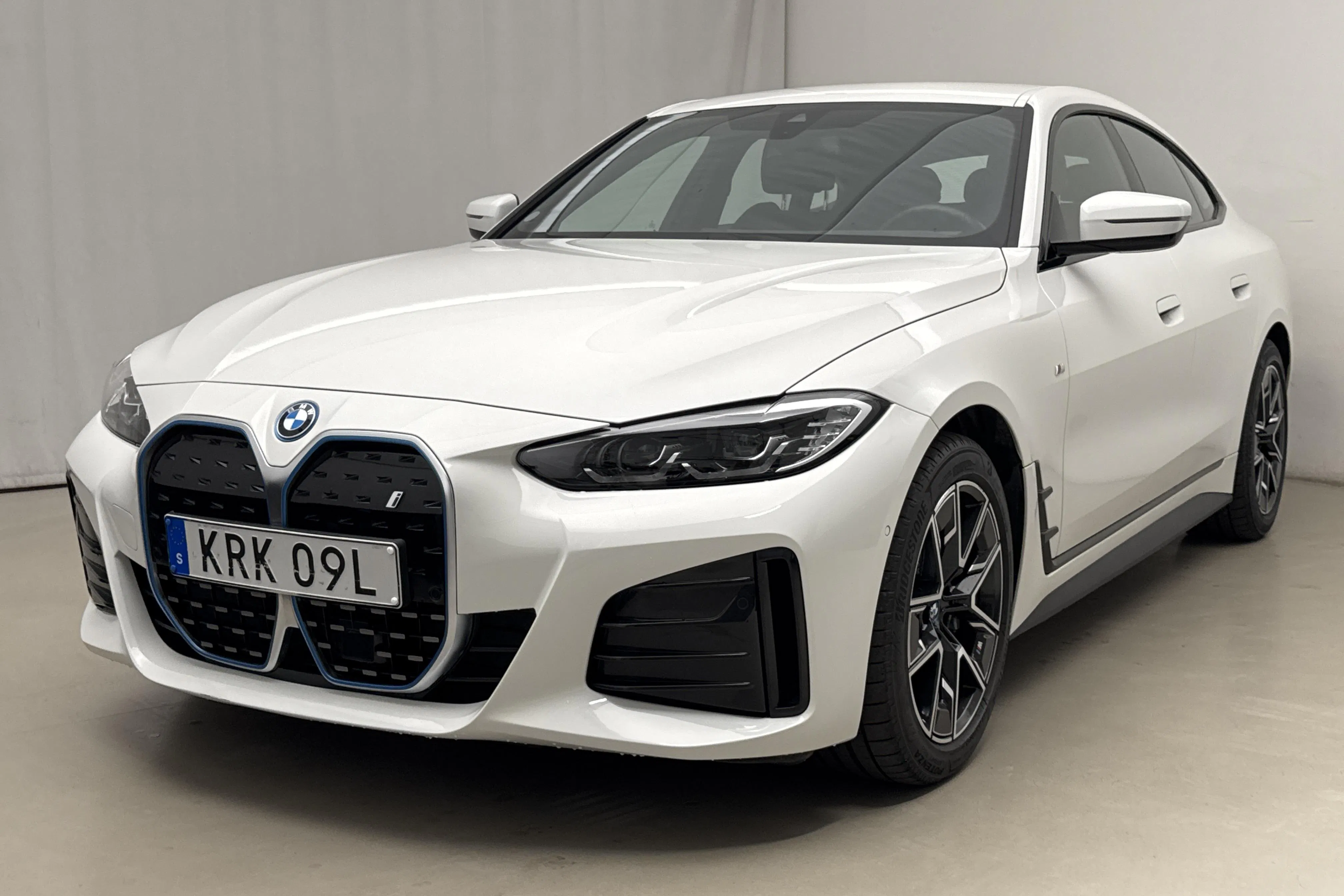 Presentationsfoto 1 av 21: BMW i4 eDrive40, G26 (340hk) - 4 195 mil - Automat - vit - 2024