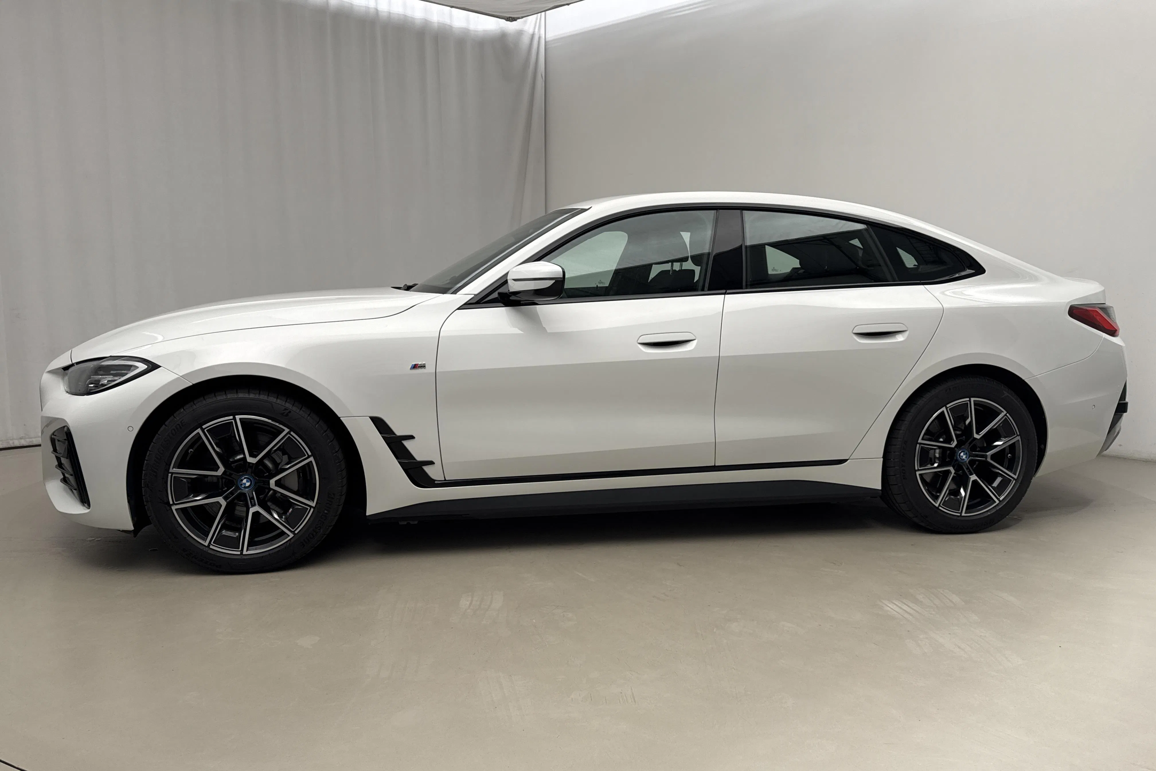 Presentationsfoto 2 av 21: BMW i4 eDrive40, G26 (340hk) - 4 195 mil - Automat - vit - 2024