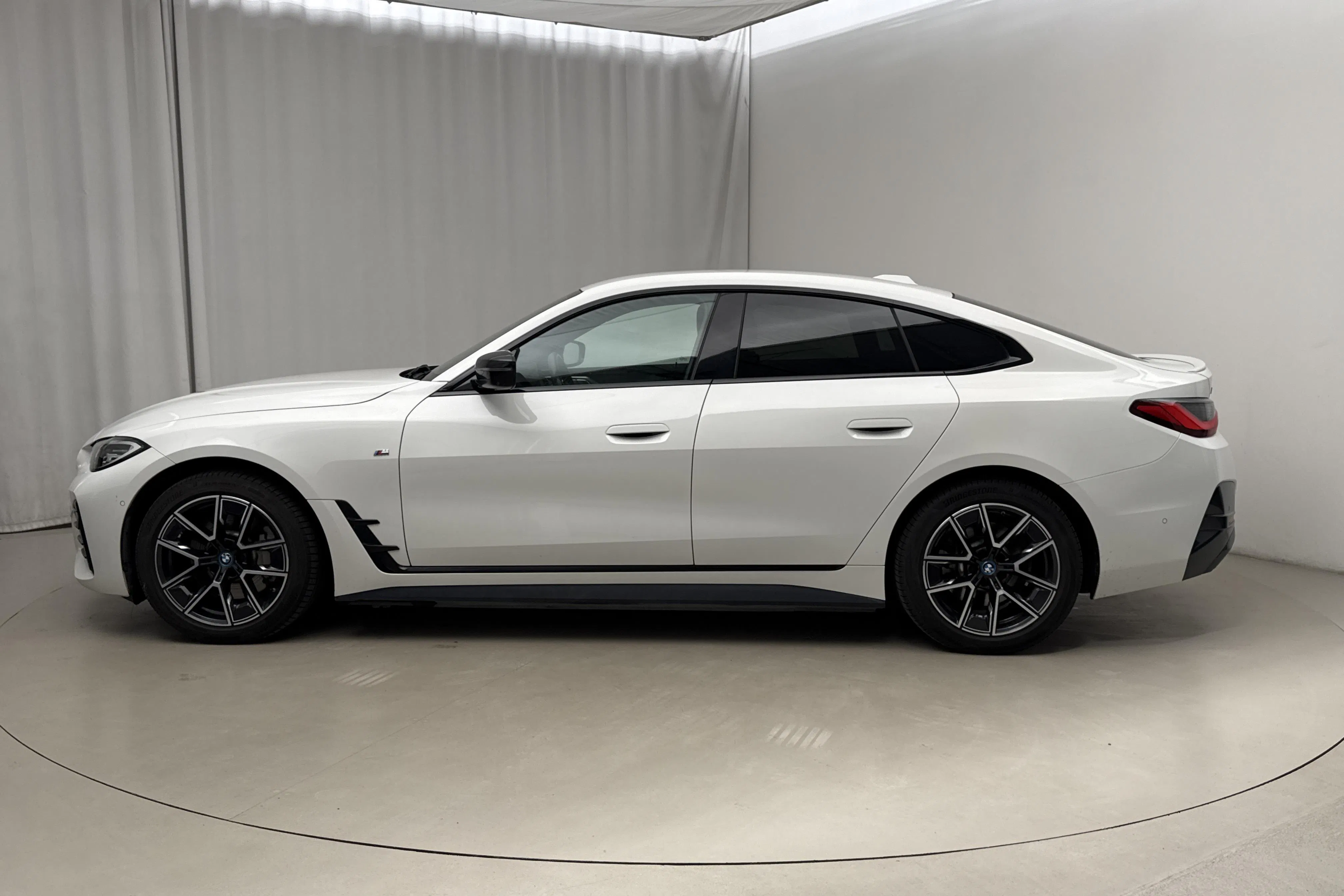Presentationsfoto 2 av 22: BMW i4 eDrive40, G26 (340hk) - 9 052 mil - Automat - vit - 2024