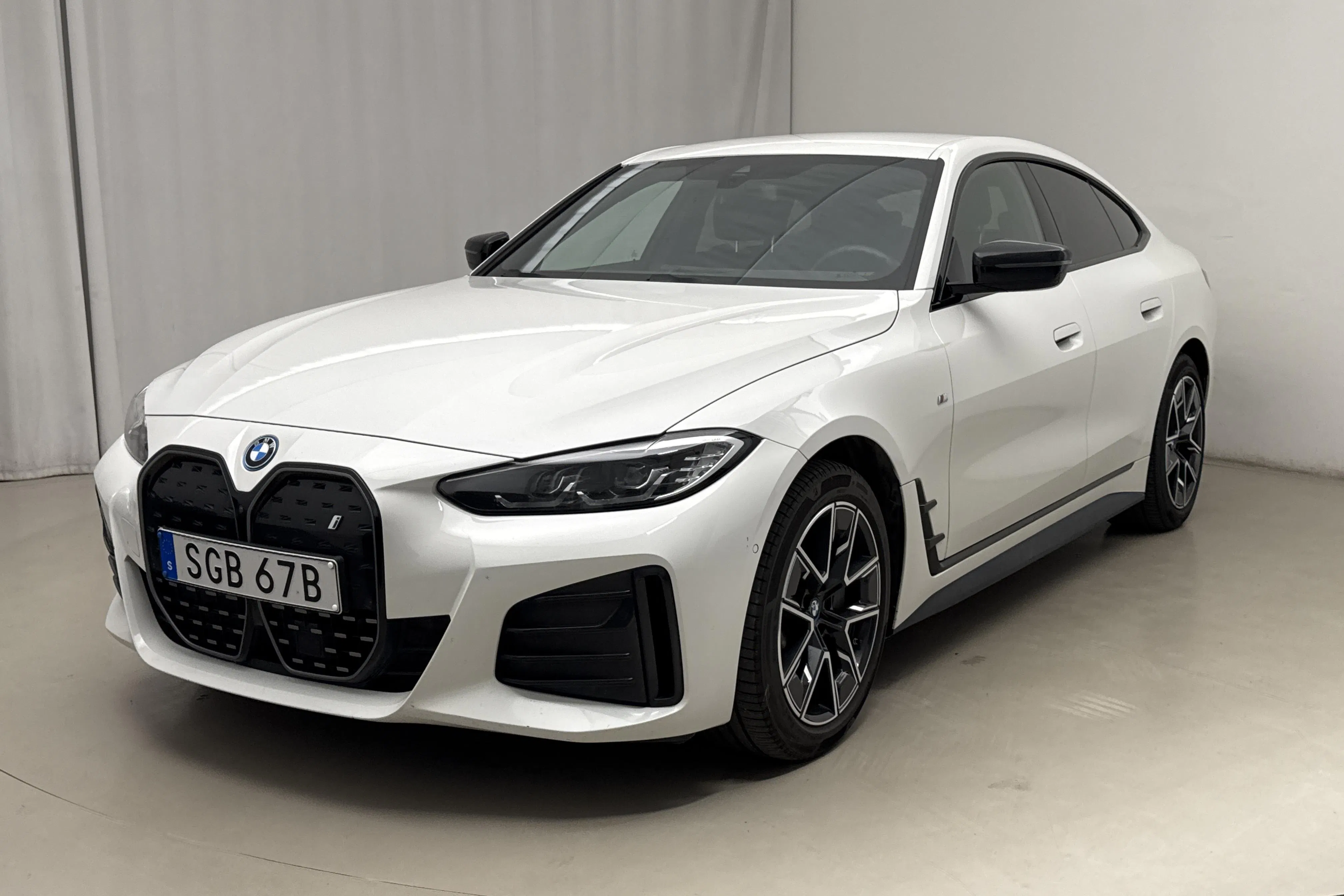 Presentationsfoto 1 av 22: BMW i4 eDrive40, G26 (340hk) - 9 052 mil - Automat - vit - 2024