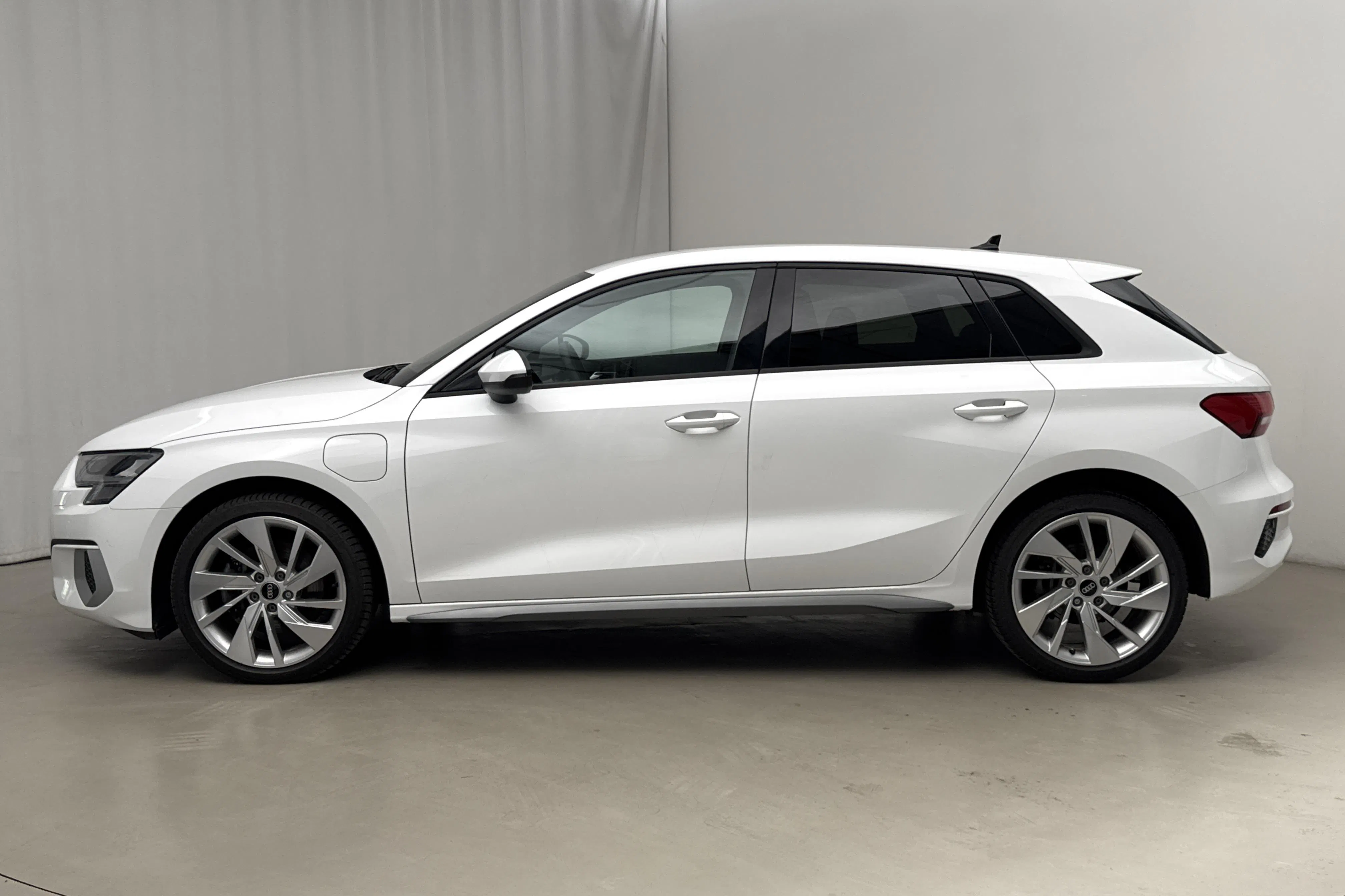 Presentation photo 2 of 20: Audi A3 Sportback 40 TFSI e 25,7kWh (204hk) - 36 290 km - Automatic - white - 2022