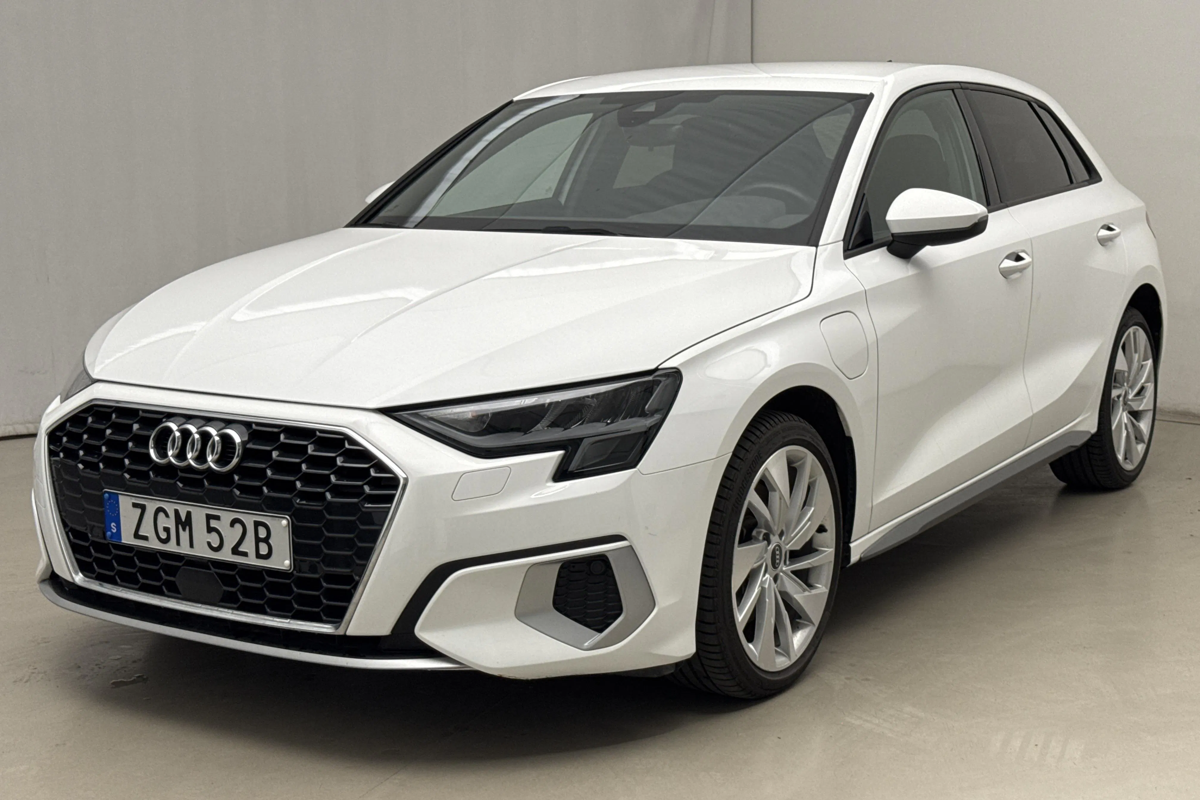 Presentation photo 1 of 20: Audi A3 Sportback 40 TFSI e 25,7kWh (204hk) - 36 290 km - Automatic - white - 2022