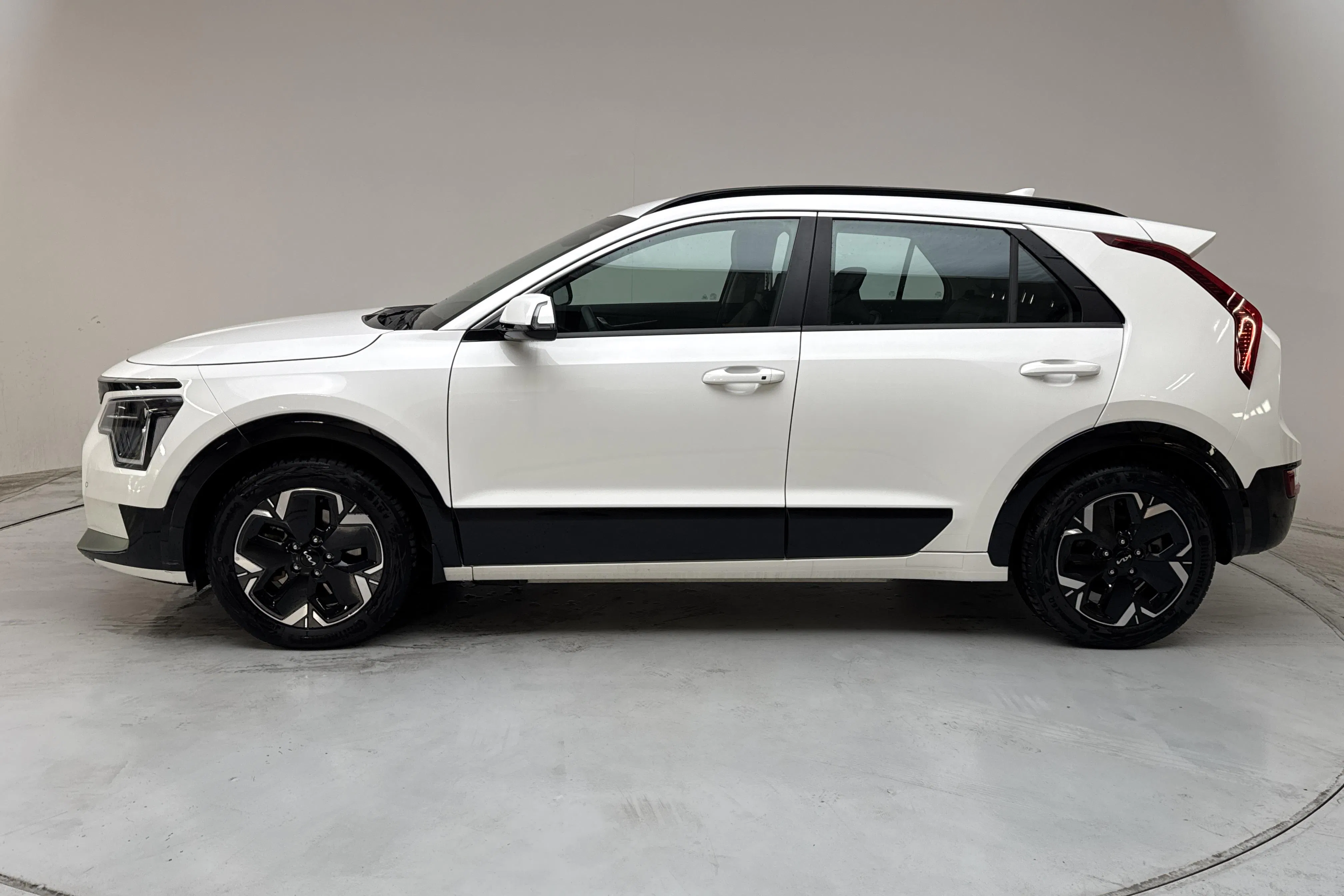 Presentationsfoto 2 av 18: KIA Niro EV 65kWh (204hk) - 1 941 mil - Automat - vit - 2023