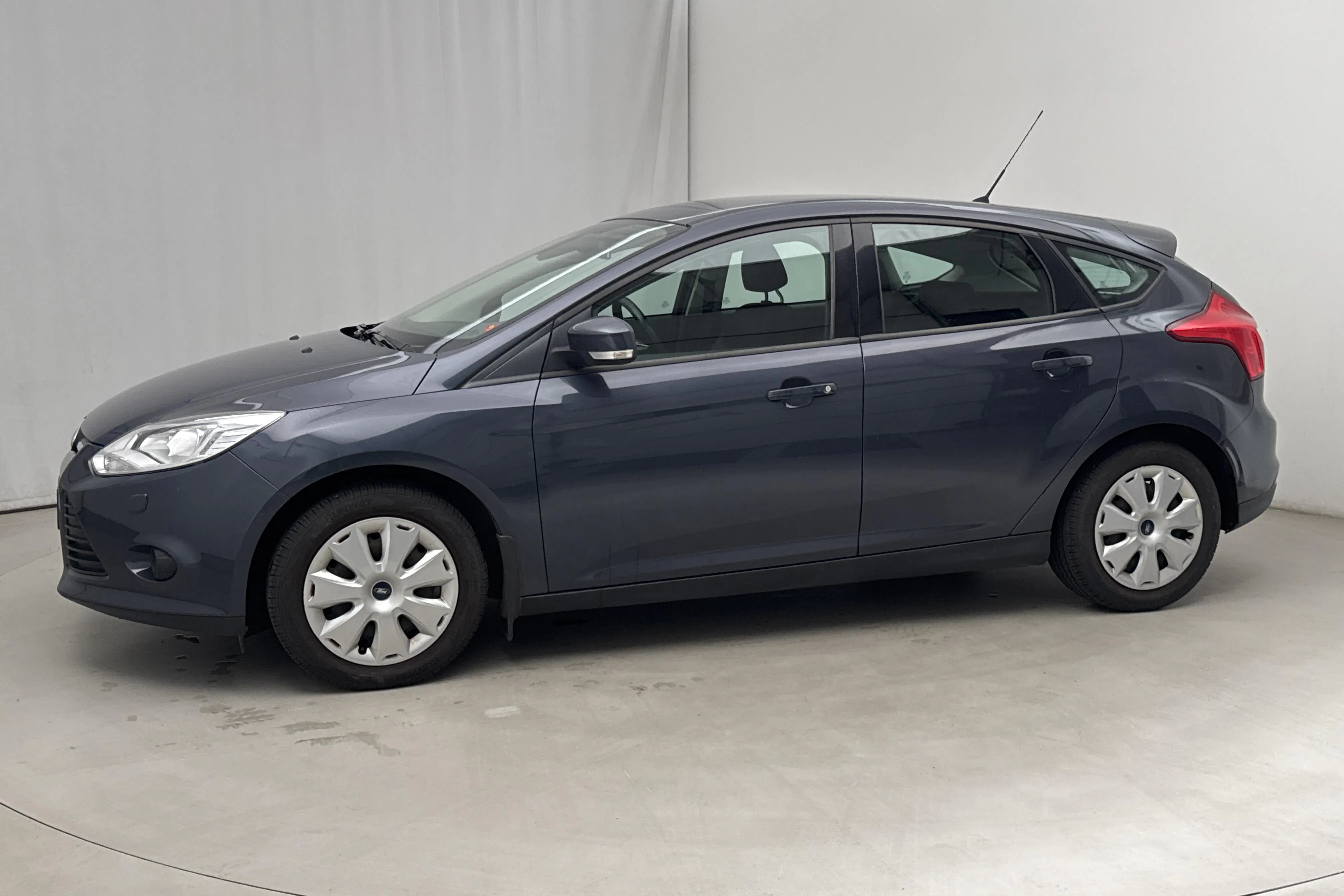 Presentation photo 2 of 14: Ford Focus 1.6 Ti-VCT Flexifuel 5dr (120hk) - 93 860 km - Manual - gray - 2014
