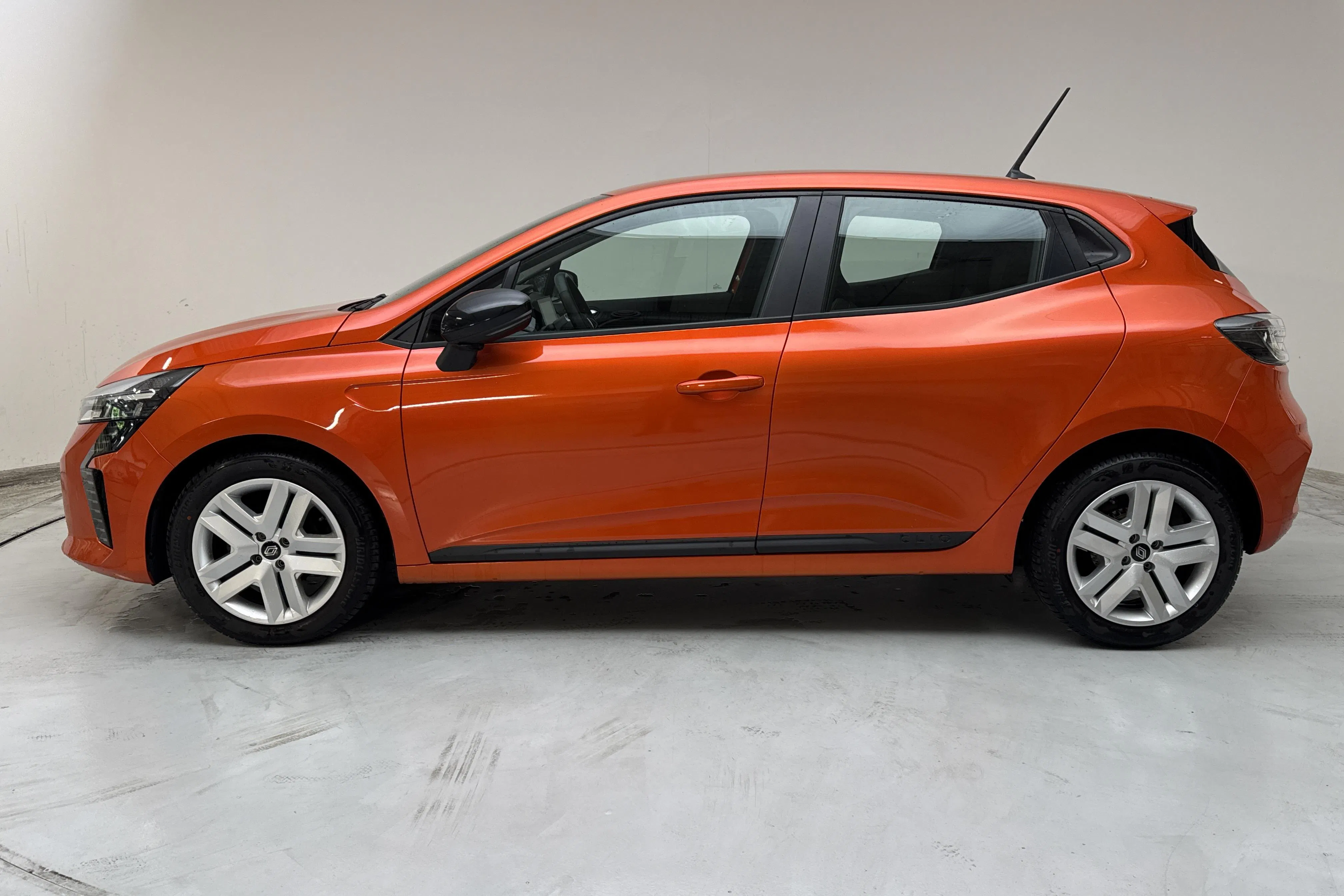 Presentationsfoto 2 av 12: Renault Clio V 1.0 TCe 5dr (90hk) - 6 005 mil - Manuell - orange - 2024