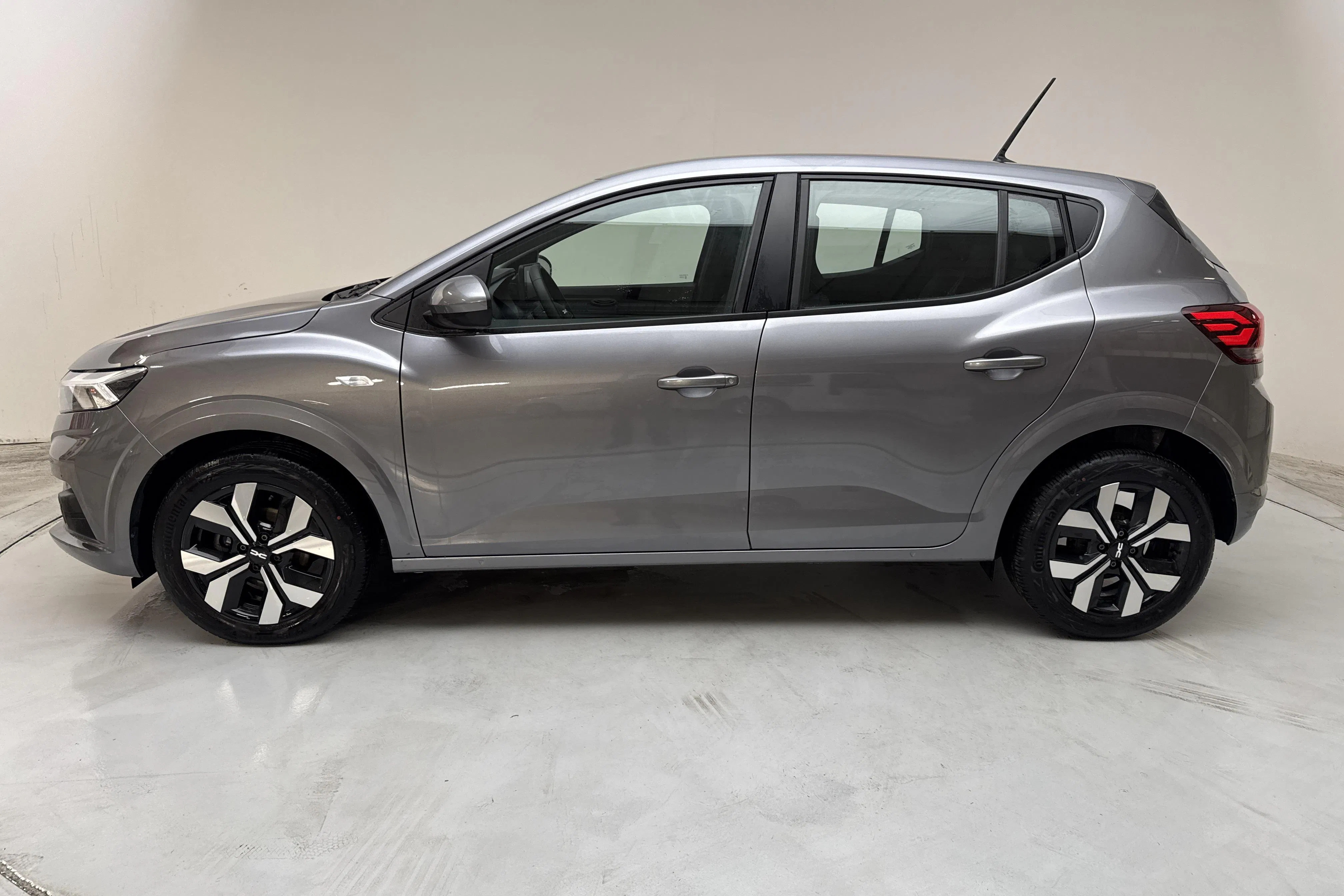 Presentationsfoto 2 av 13: Dacia Sandero 1.0 TCe (90hk) - 1 372 mil - Automat - grå - 2025
