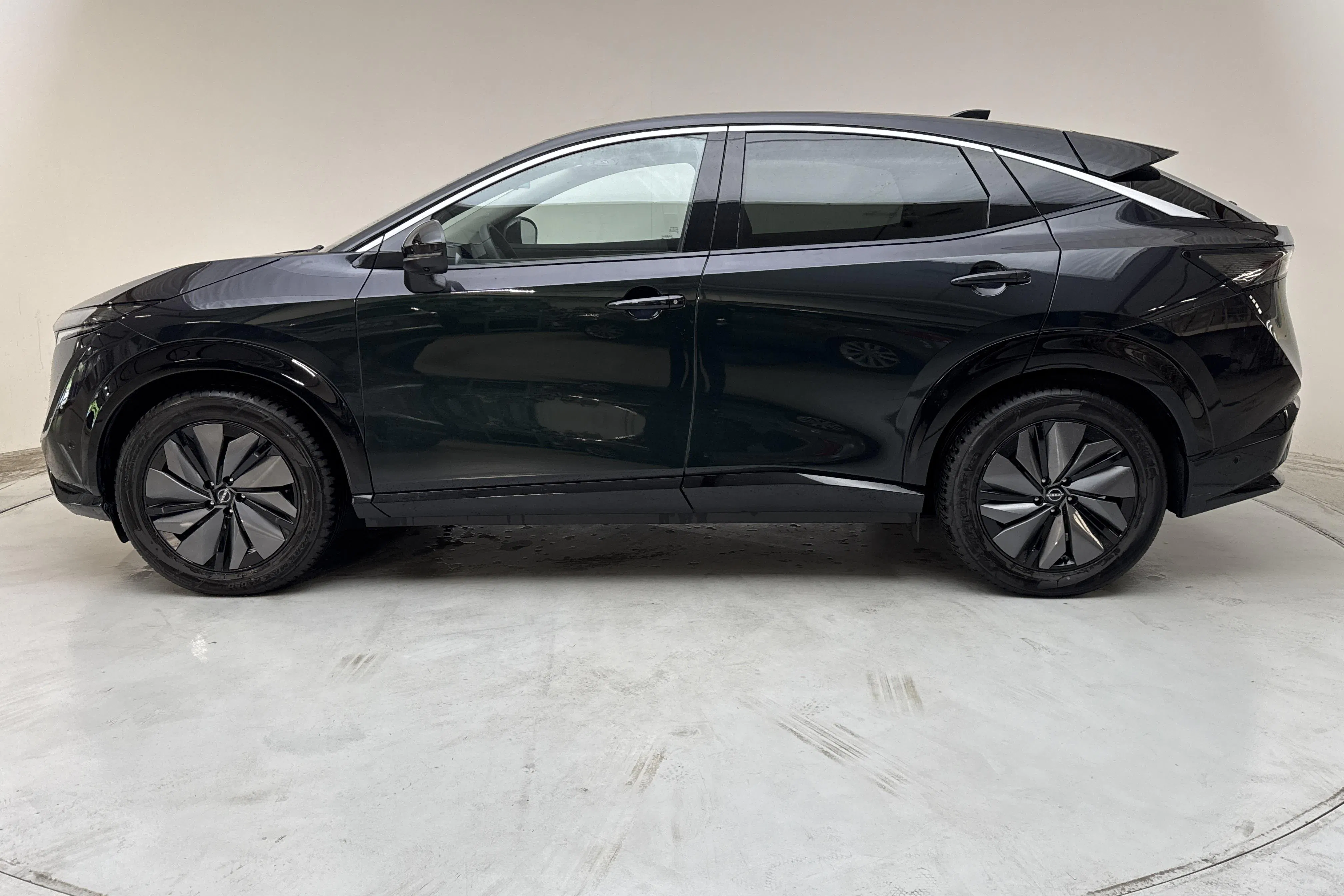 Presentation photo 2 of 17: Nissan Ariya 63kWh (217hk) - 7 870 km - Automatic - dark green - 2025