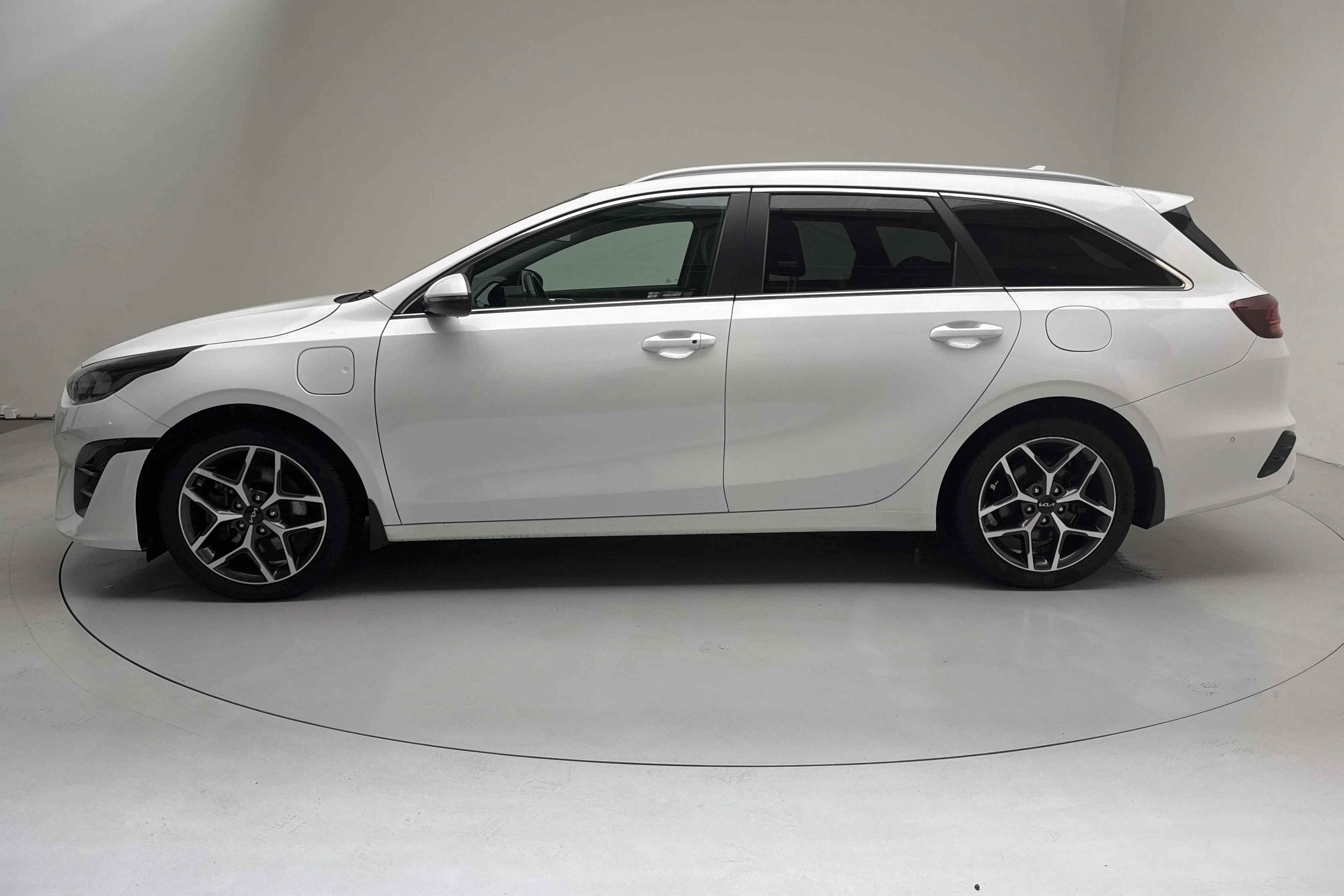 Presentationsfoto 2 av 18: KIA Ceed 1.6 Plug-in Hybrid SW (141hk) - 11 304 mil - Automat - vit - 2023