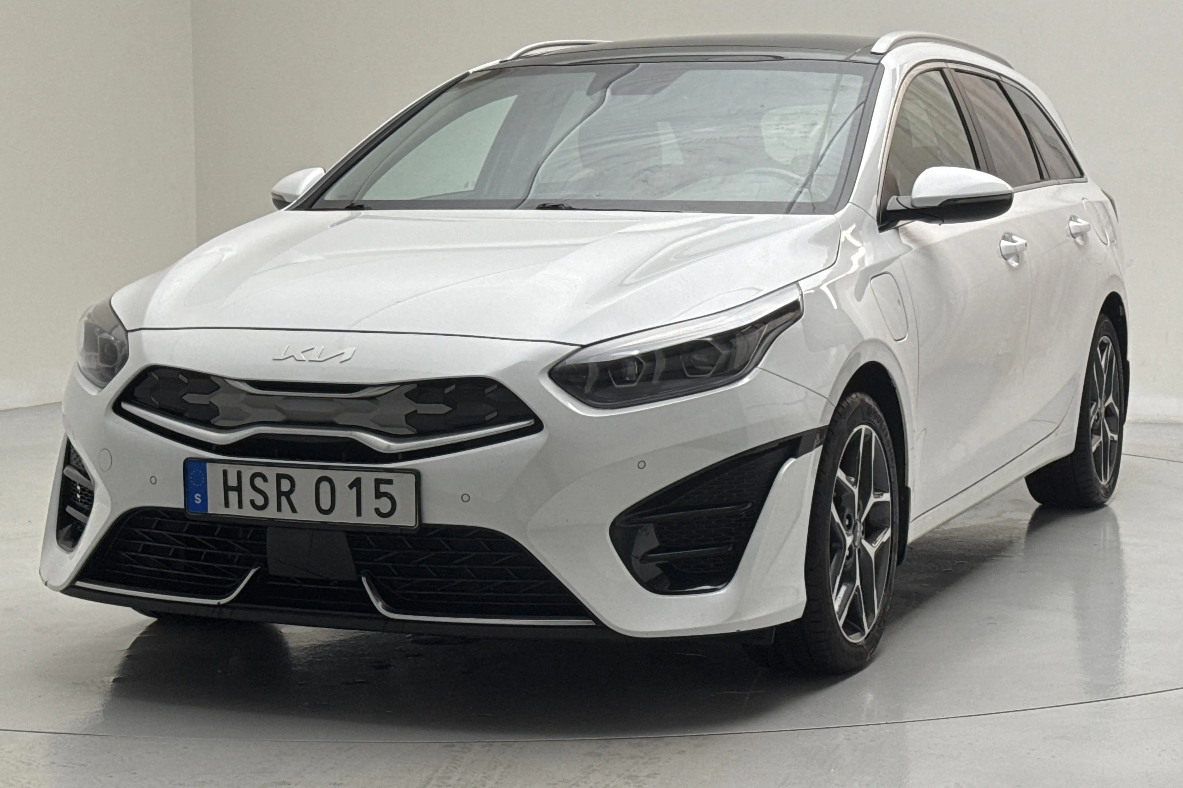 Presentationsfoto 1 av 18: KIA Ceed 1.6 Plug-in Hybrid SW (141hk) - 11 304 mil - Automat - vit - 2023