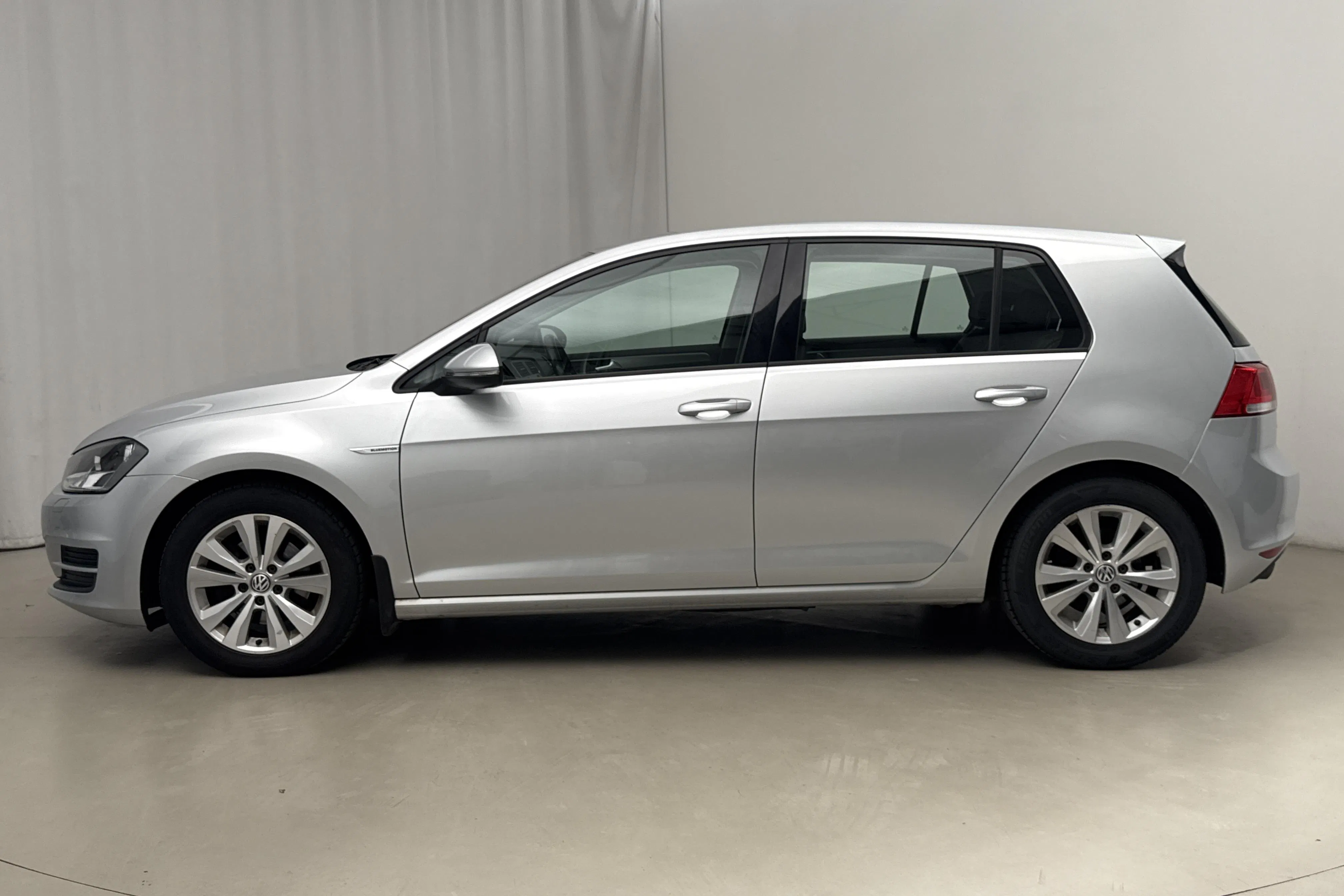 Presentationsfoto 2 av 15: VW Golf VII 1.6 TDI BlueMotion 5dr (110hk) - 14 202 mil - Manuell - silver - 2015