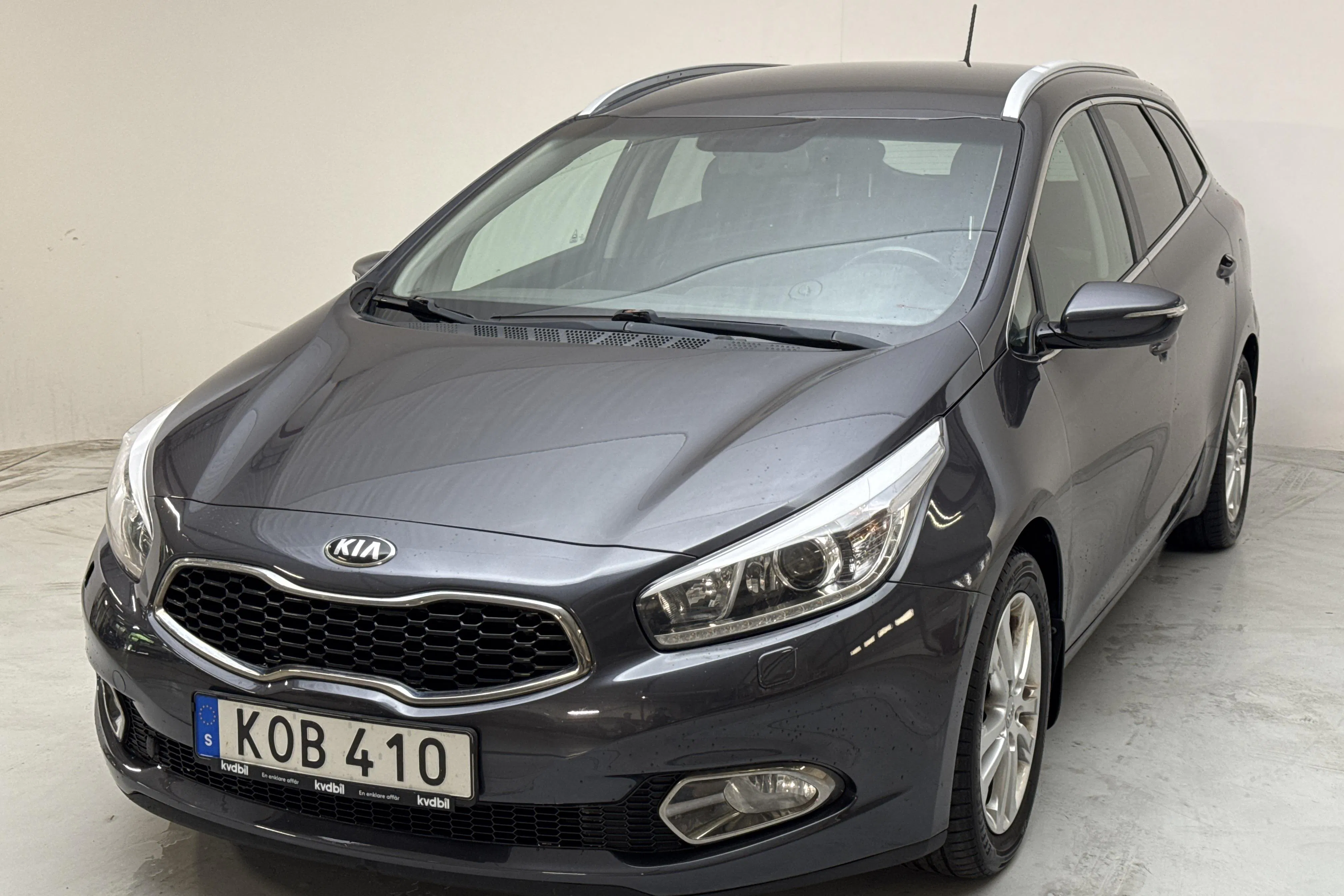 Presentationsfoto 1 av 14: KIA Cee'd 1.6 CRDi SW (128hk) - 15 867 mil - Manuell - grå - 2014