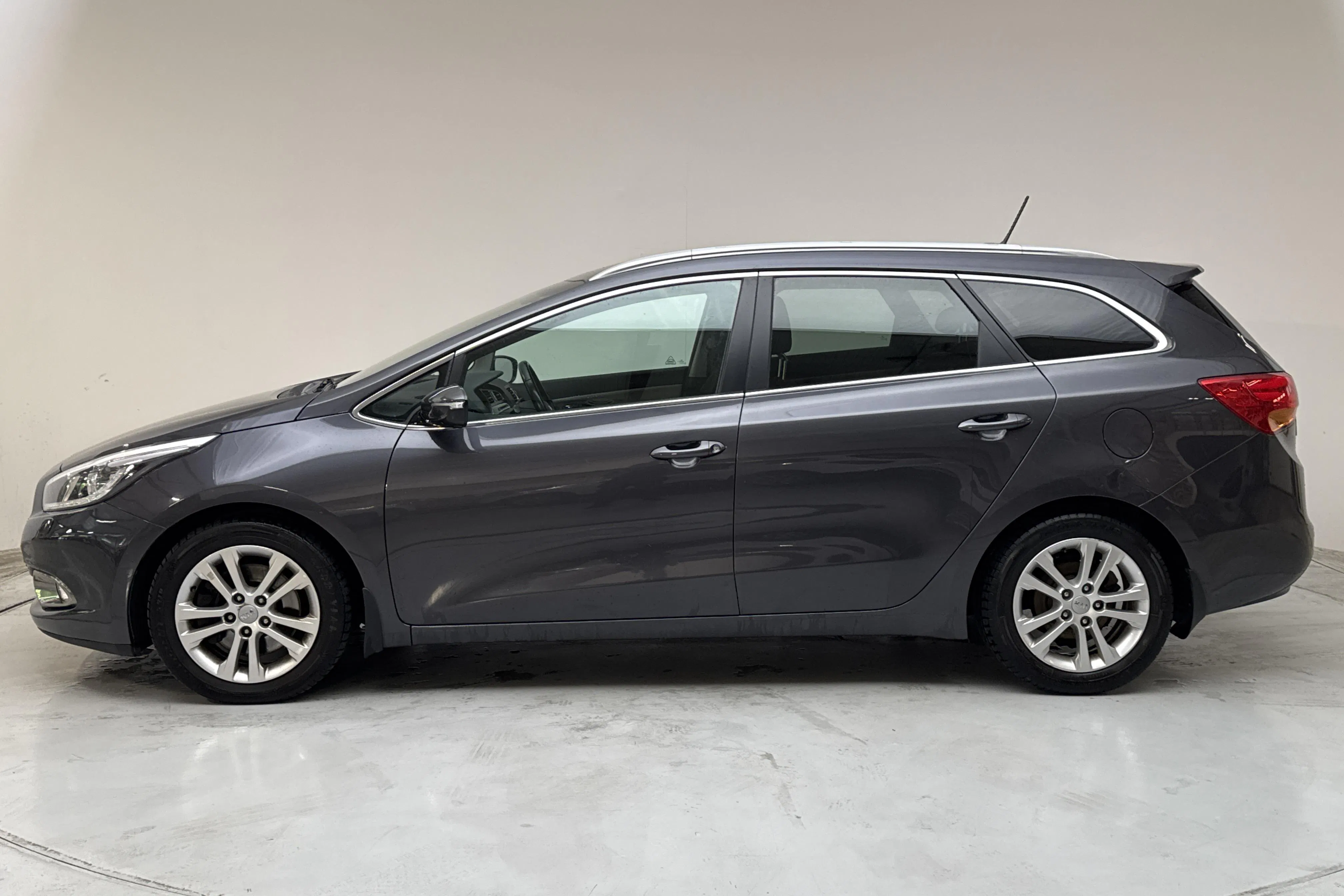 Presentationsfoto 2 av 14: KIA Cee'd 1.6 CRDi SW (128hk) - 15 867 mil - Manuell - grå - 2014