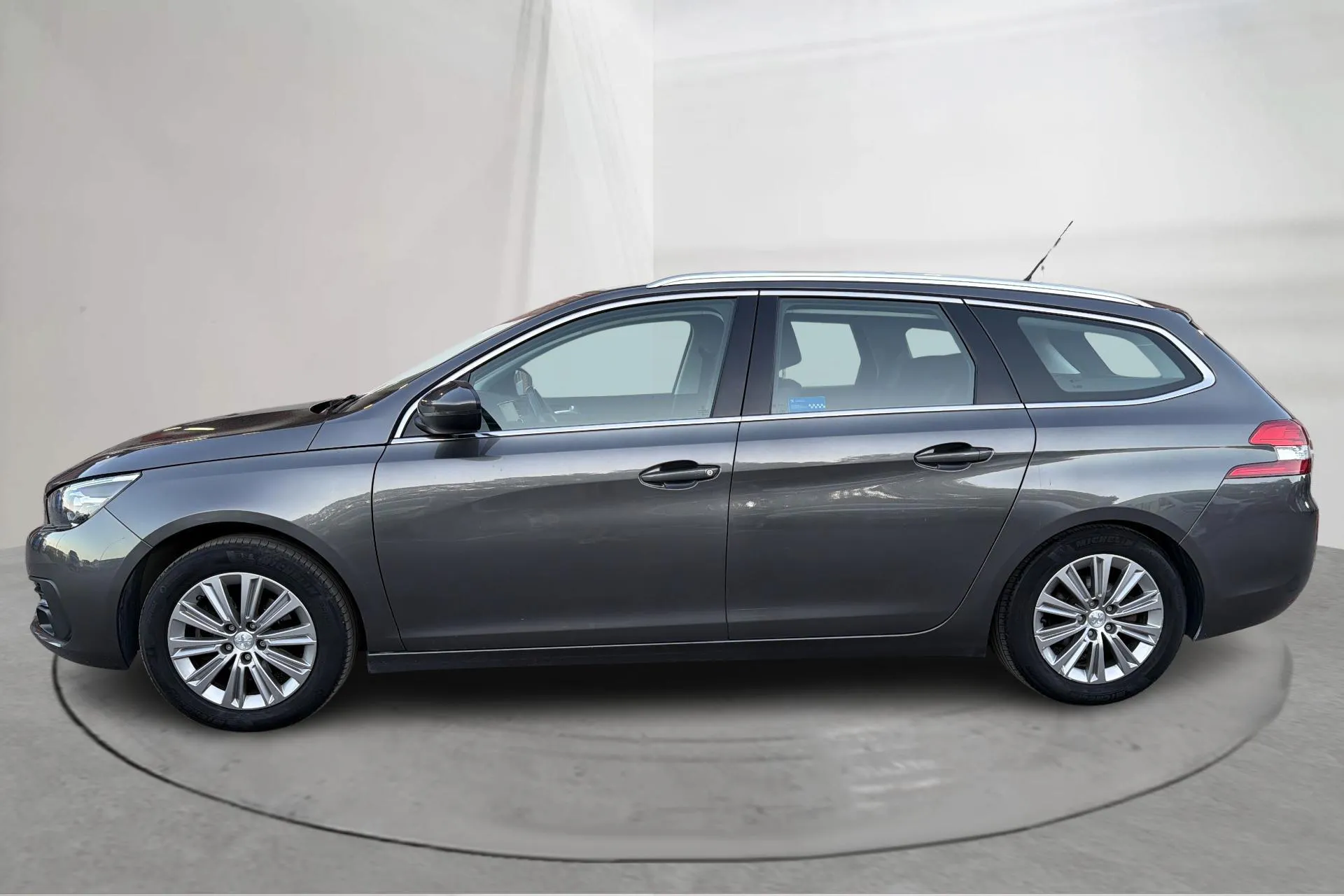 Presentation photo 2 of 13: Peugeot 308 SW PureTech (130hk) - 104 950 km - Automatic - gray - 2020
