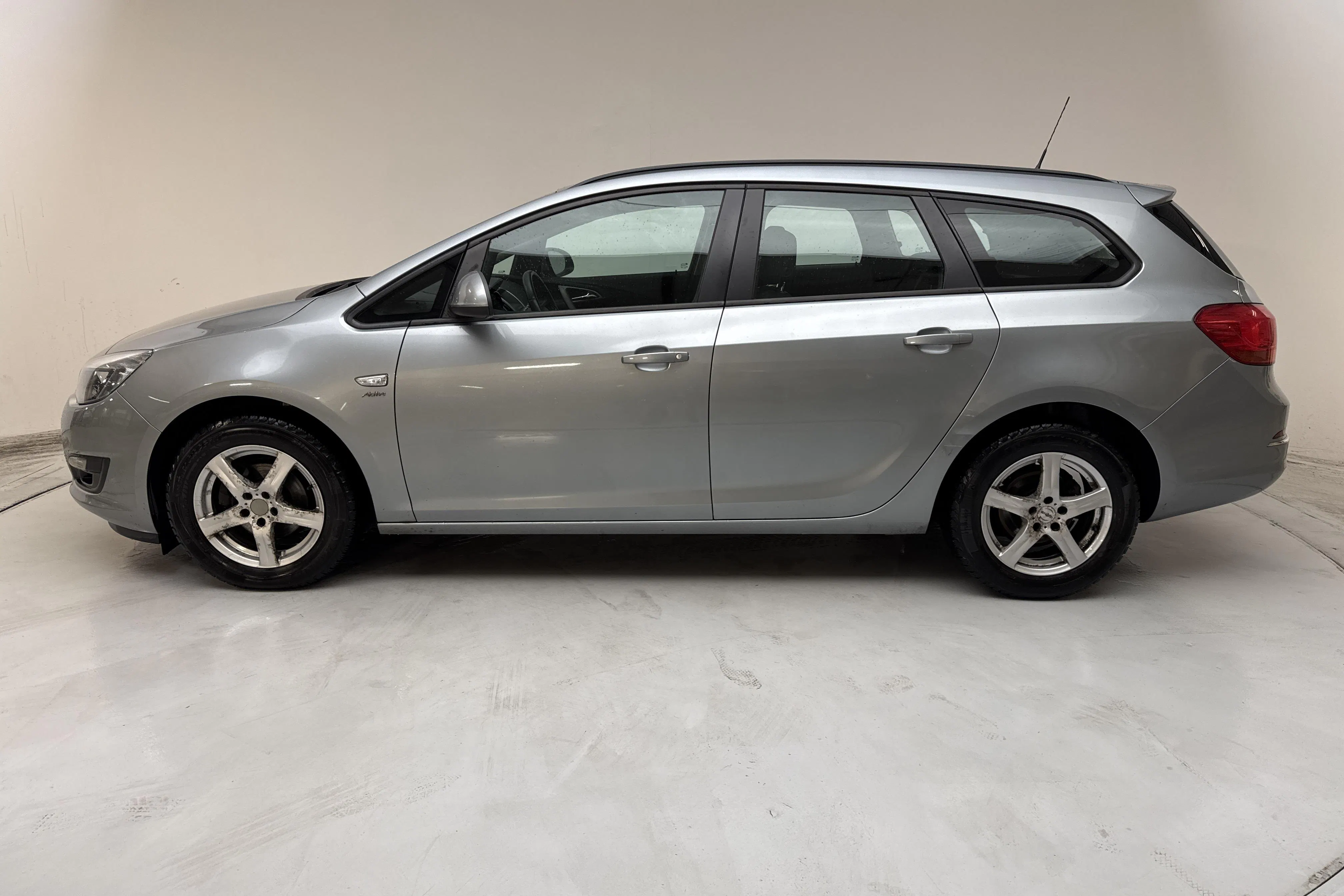 Presentation photo 2 of 12: Opel Astra 1.6 ECOTEC Sports Tourer (115hk) - 137 010 km - Manual - gray - 2014