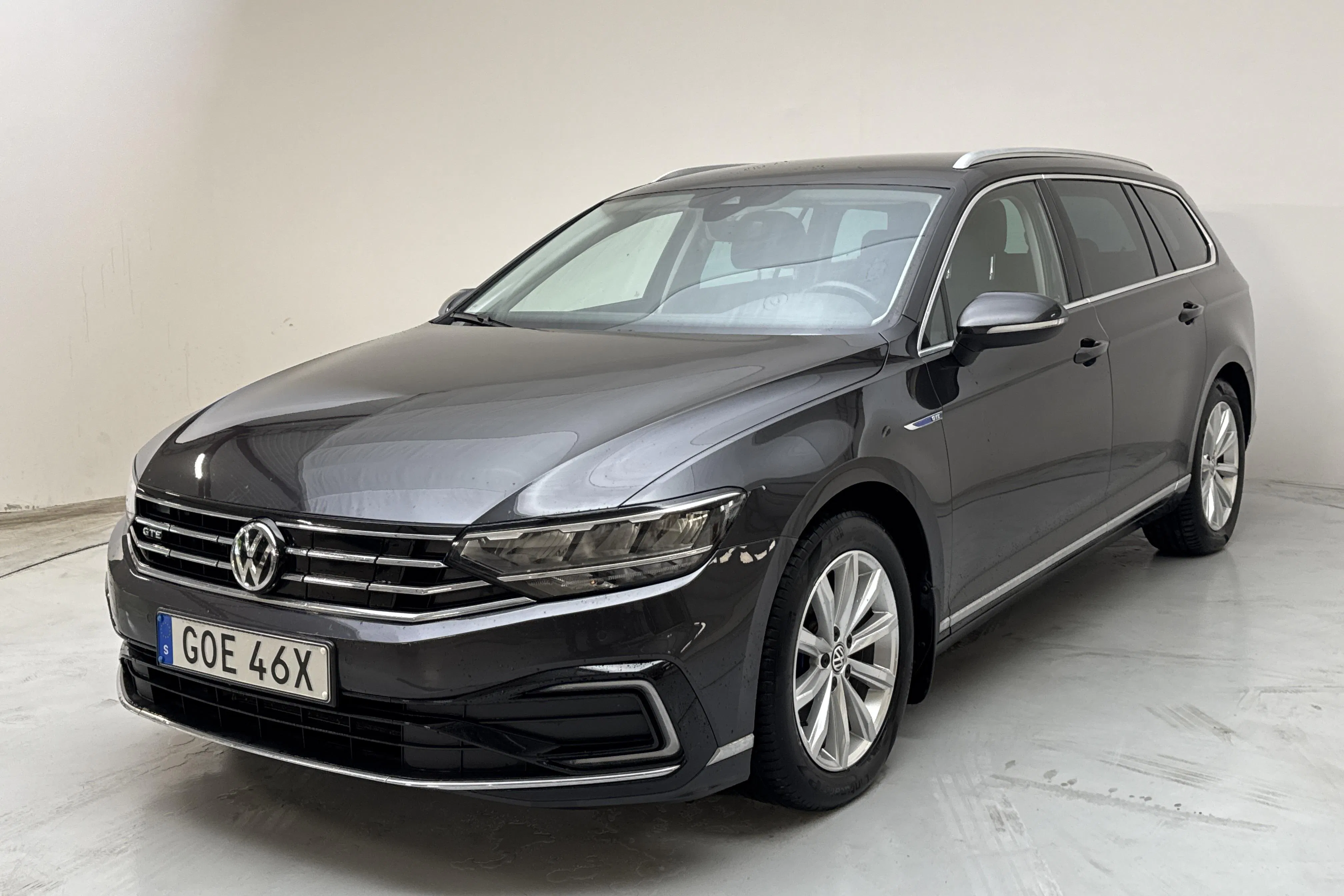 Presentationsfoto 1 av 15: VW Passat 1.4 GTE Sportscombi (218hk) - 12 639 mil - Automat - Mörkgrå - 2020