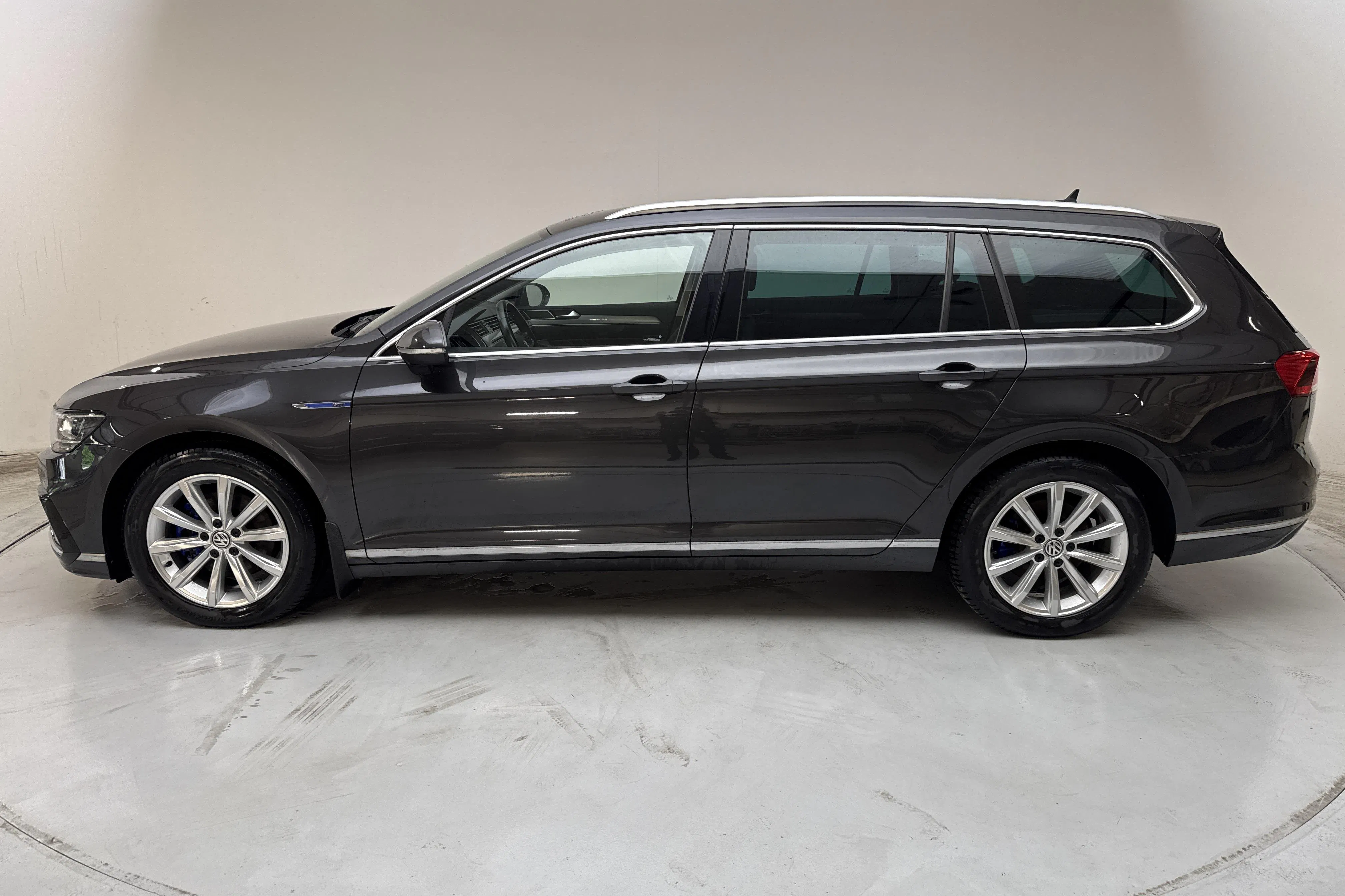 Presentationsfoto 2 av 15: VW Passat 1.4 GTE Sportscombi (218hk) - 12 639 mil - Automat - Mörkgrå - 2020