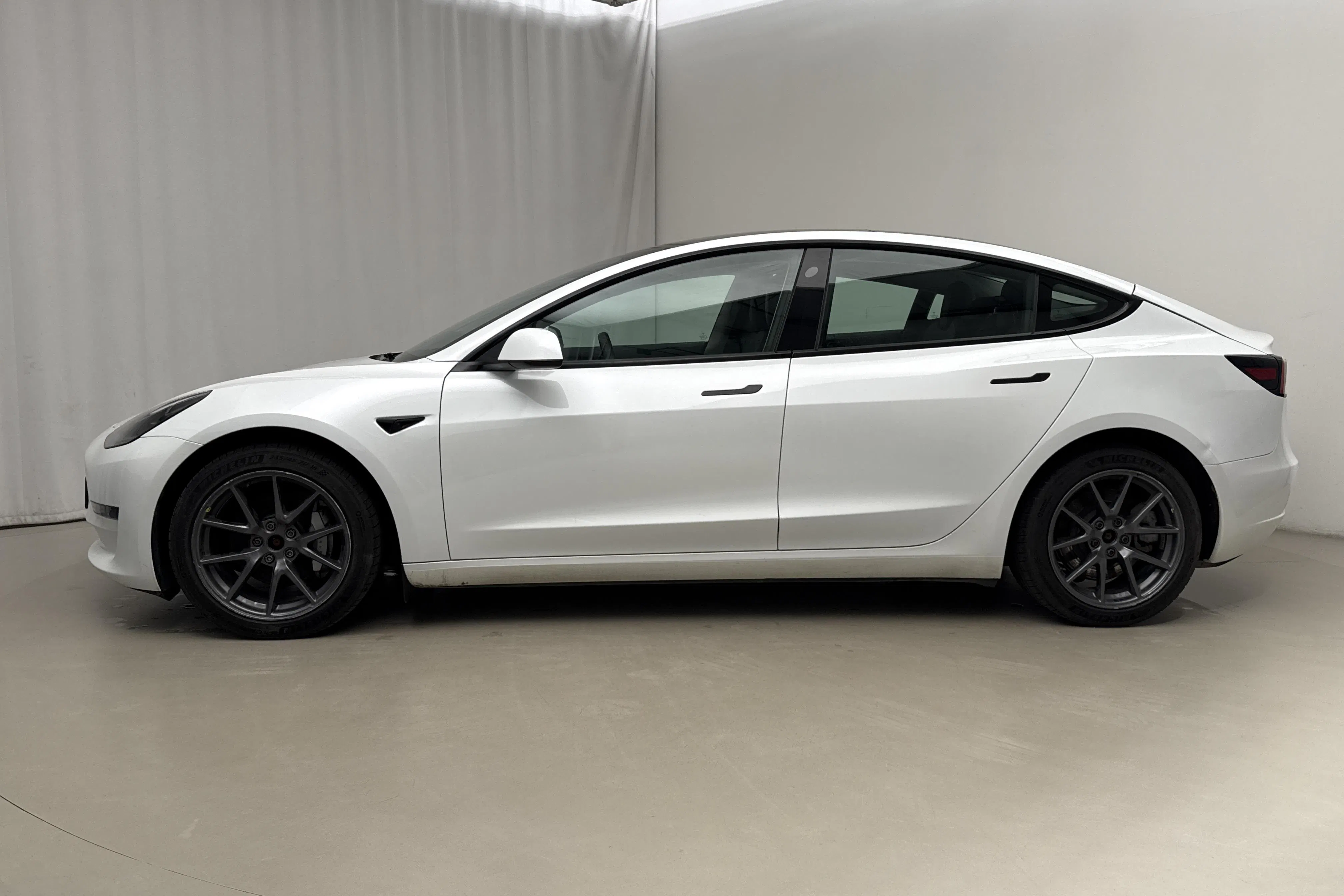 Presentation photo 2 of 23: Tesla Model 3 Long Range Dual Motor AWD - 135 690 km - Automatic - white - 2023