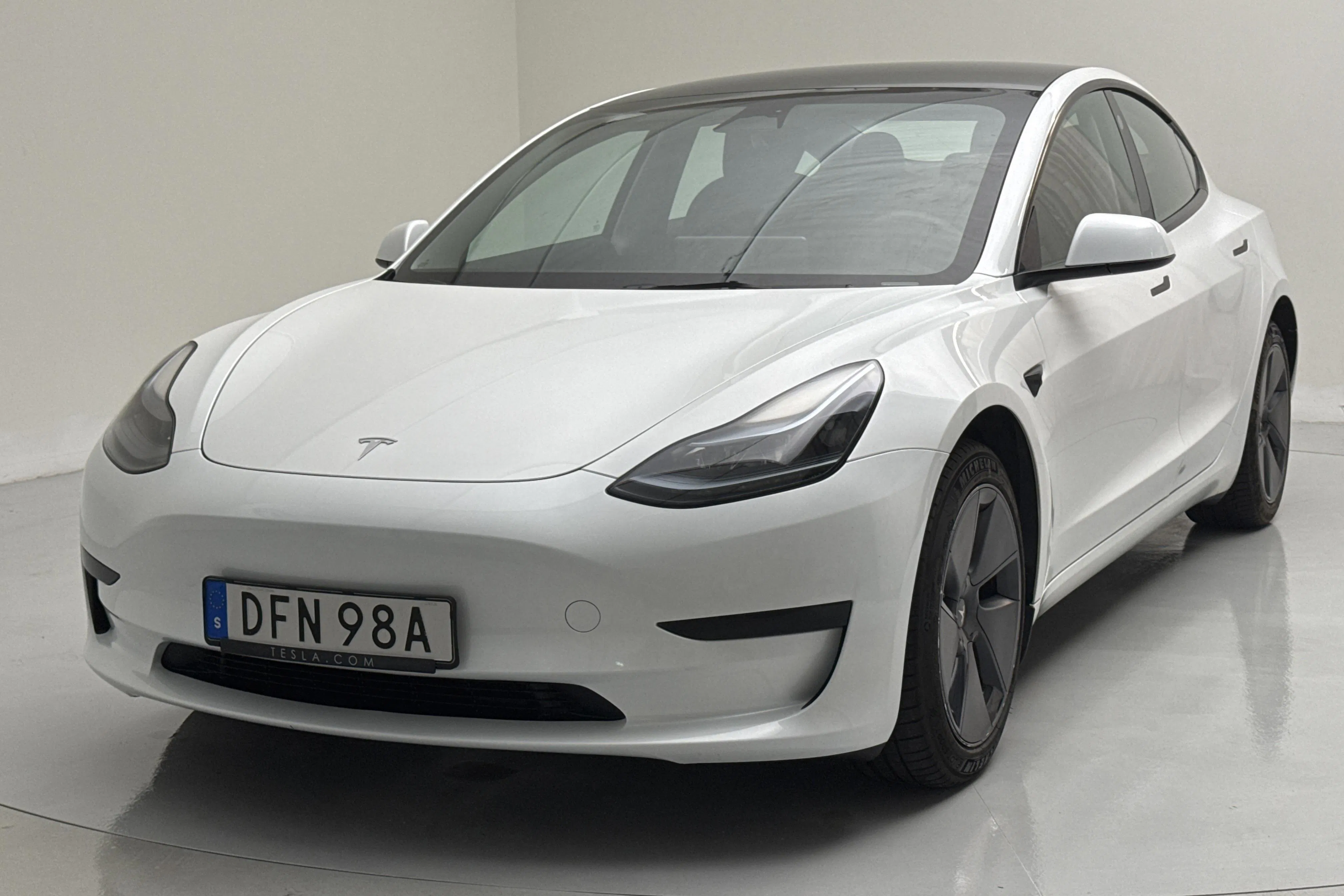 Presentationsfoto 1 av 18: Tesla Model 3 Standard Range RWD - 7 563 mil - Automat - vit - 2023