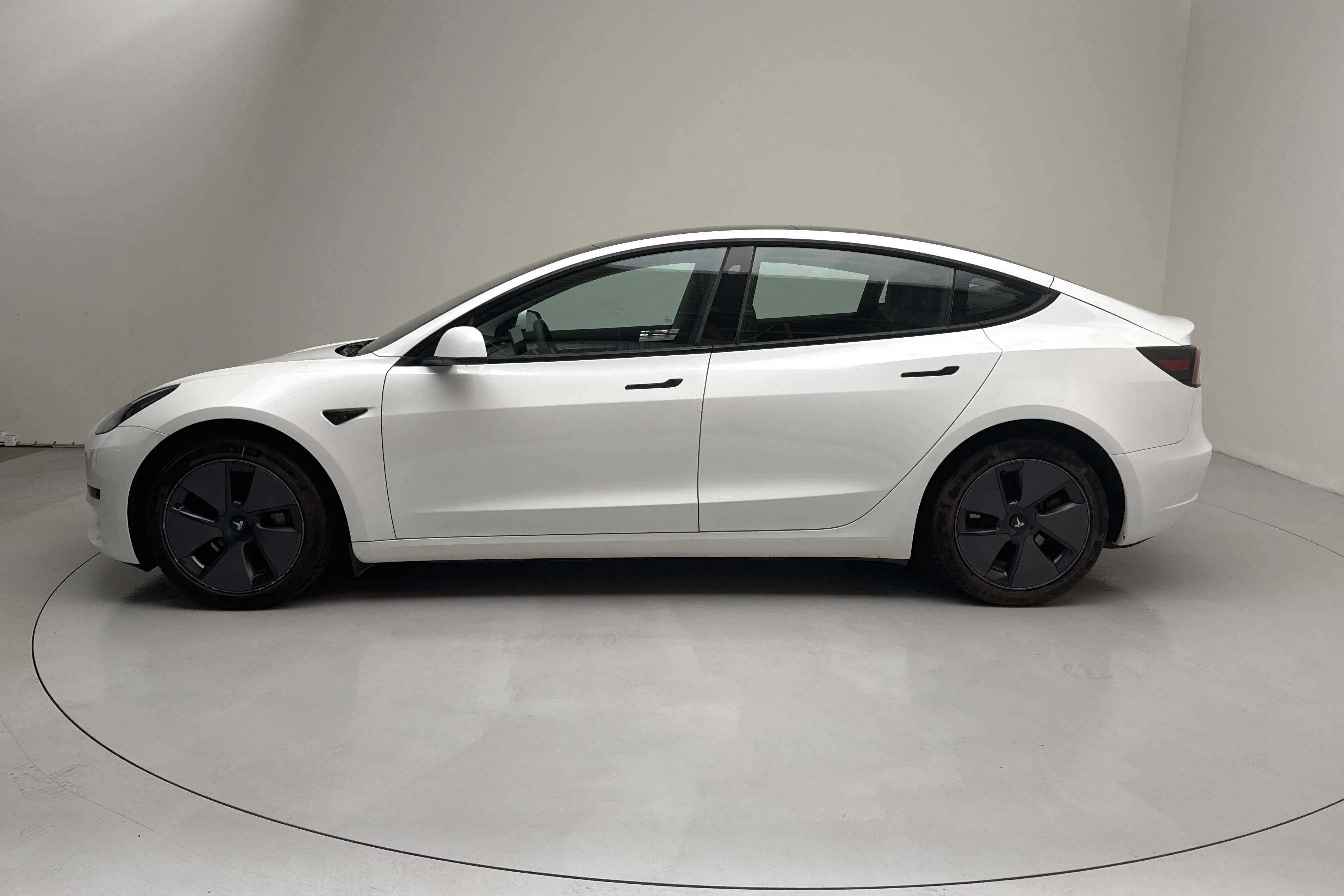 Presentationsfoto 2 av 18: Tesla Model 3 Standard Range RWD - 7 563 mil - Automat - vit - 2023