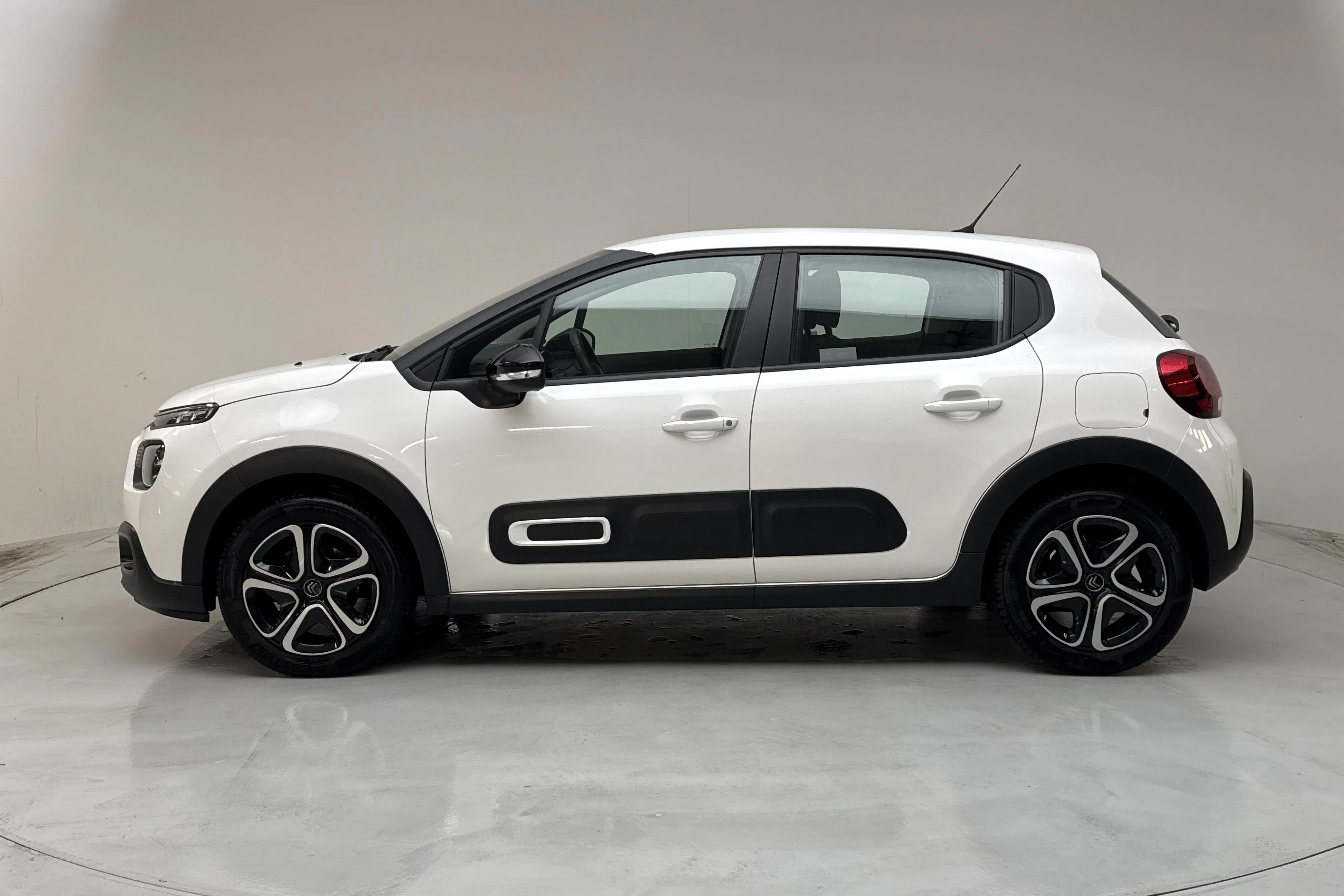 Presentation photo 2 of 15: Citroën C3 PureTech (82hk) - 47 130 km - Manual - white - 2020