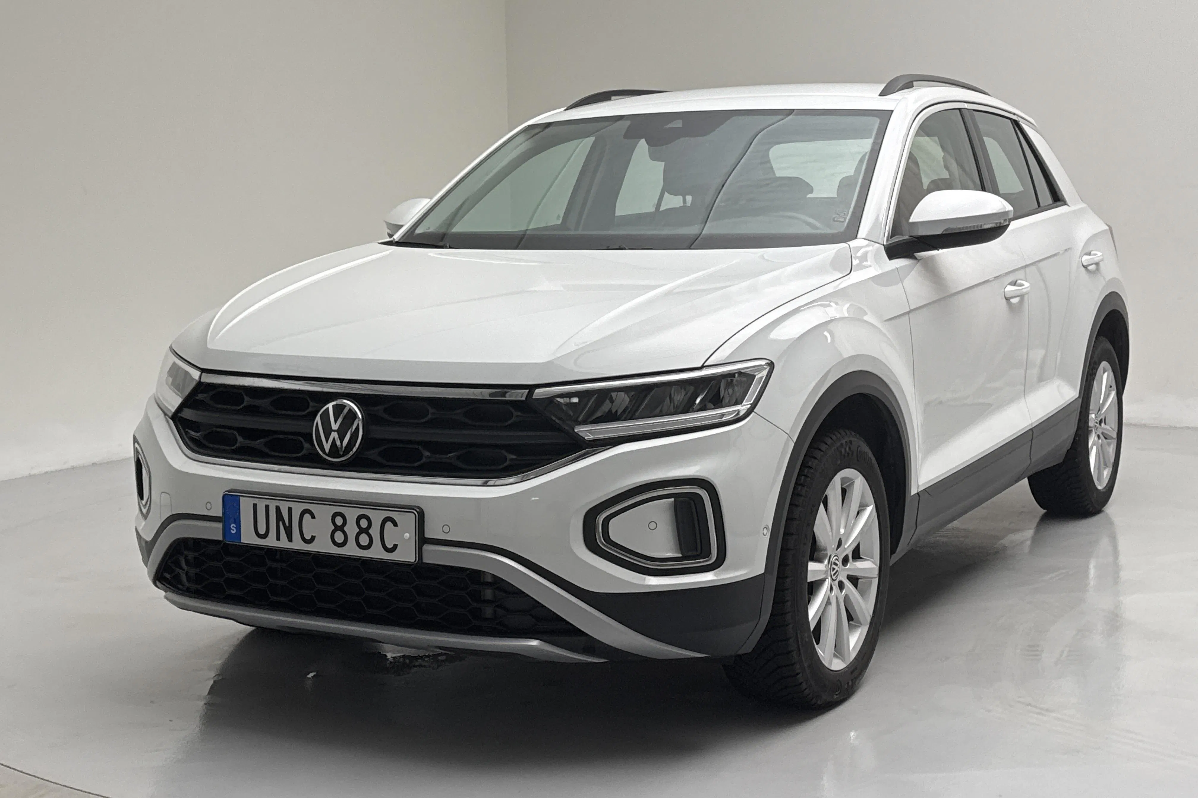 Presentationsfoto 1 av 13: VW T-Roc 1.0 TSI (110hk) - 5 420 mil - Manuell - vit - 2022