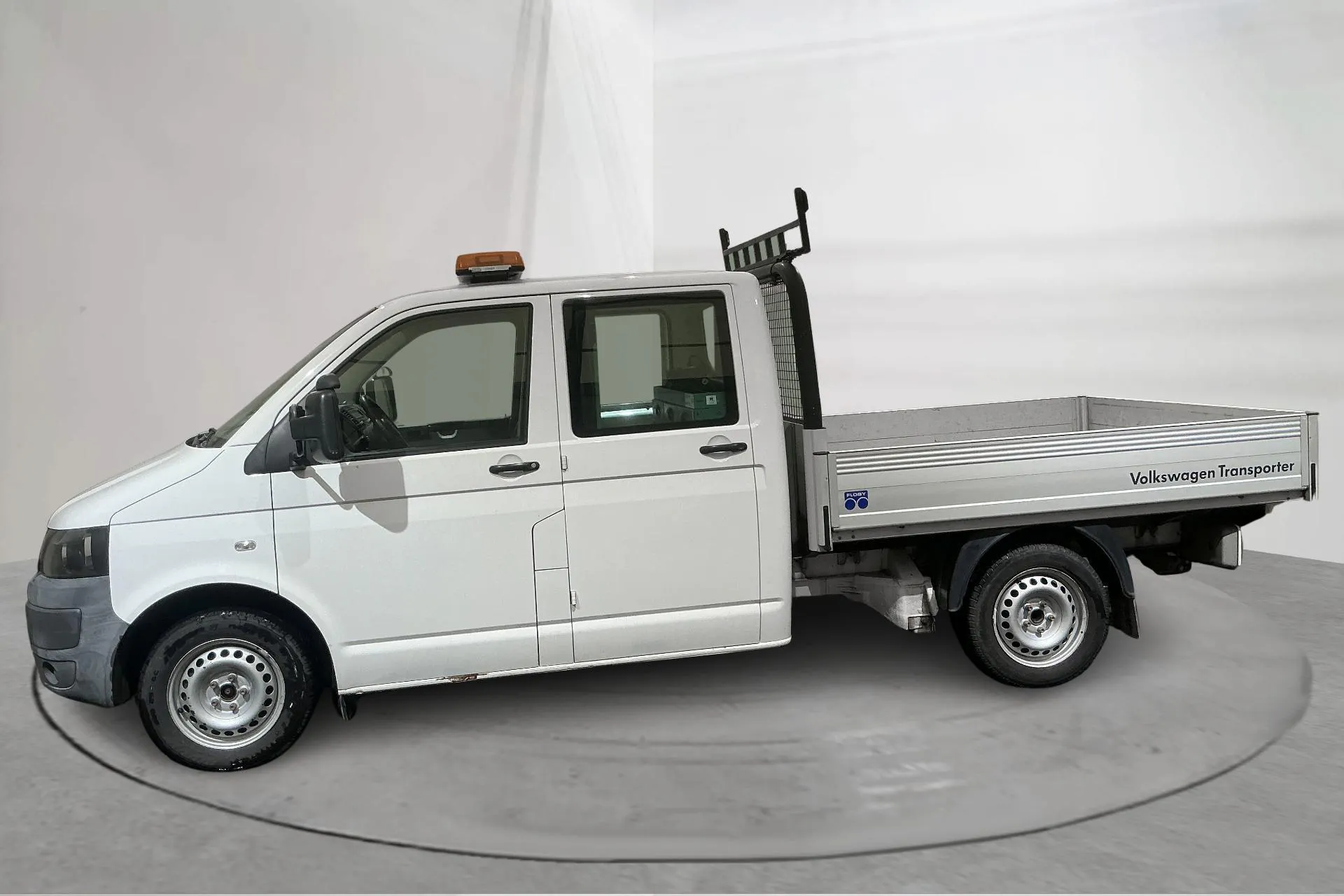 Presentationsfoto 2 av 15: VW Transporter T5 2.0 TDI Pickup (140hk) - 15 425 mil - Automat - vit - 2013
