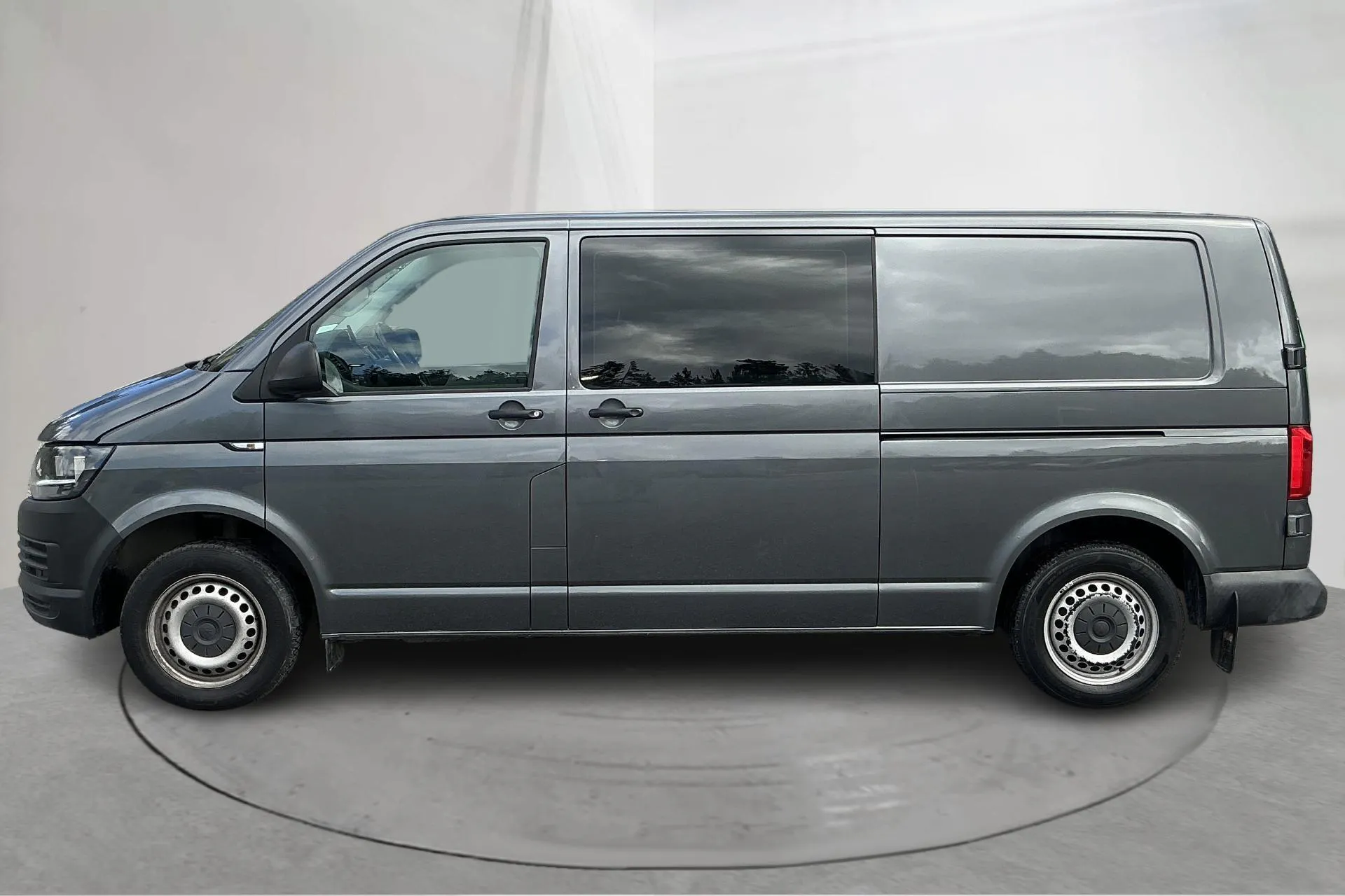 Presentation photo 2 of 13: VW Transporter Kombi T6 2.0 TDI BMT Skåp (150hk) - 162 710 km - Automatic - gray - 2018
