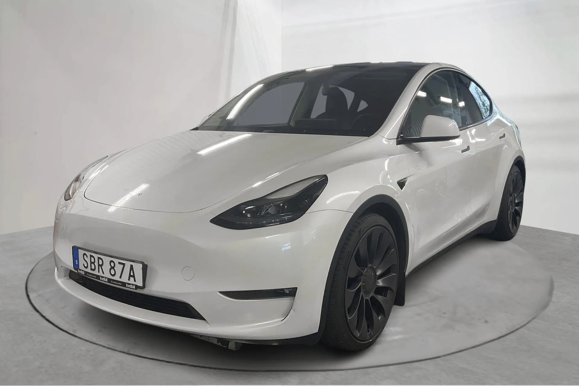 Presentationsfoto 1 av 21: Tesla Model Y Performance Dual Motor AWD - 14 270 mil - Automat - vit - 2023