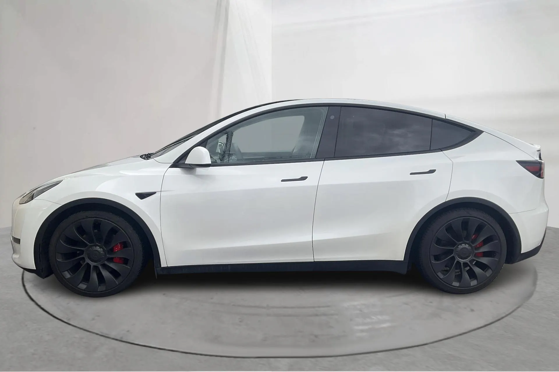 Presentationsfoto 2 av 21: Tesla Model Y Performance Dual Motor AWD - 14 270 mil - Automat - vit - 2023