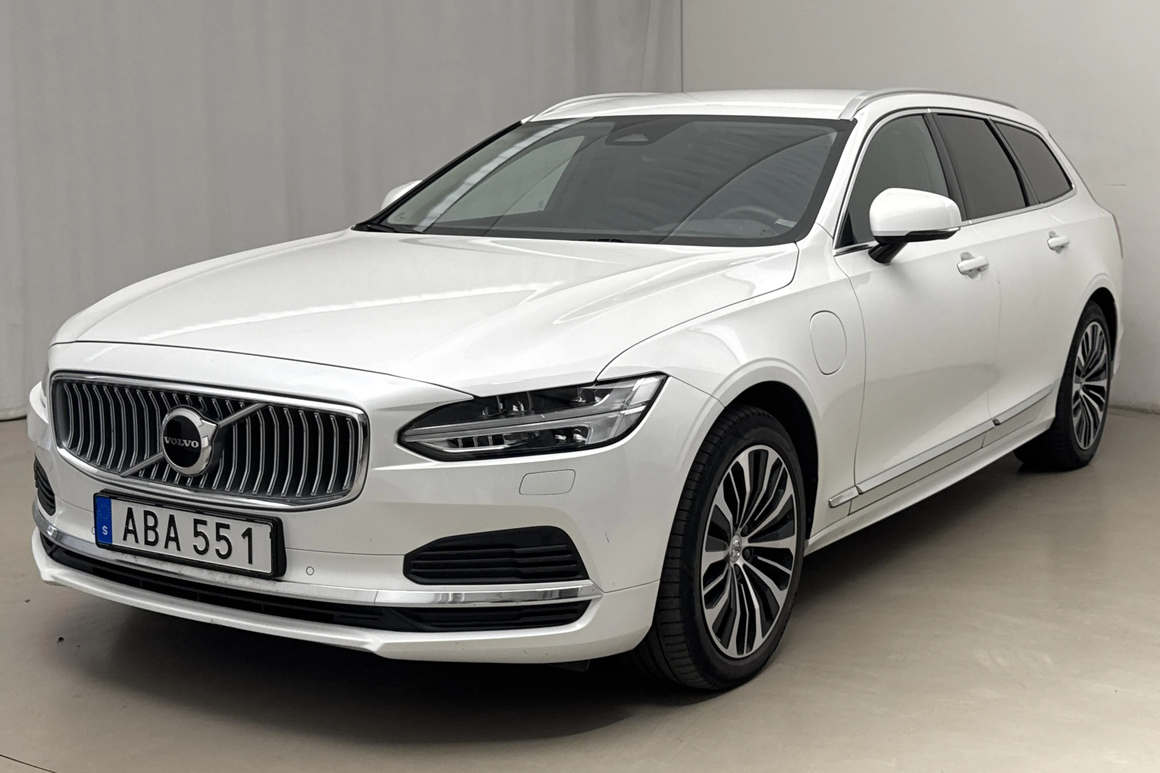 Presentation photo 1 of 24: Volvo V90 T6 AWD Recharge (350hk) - 106 320 km - Automatic - white - 2023