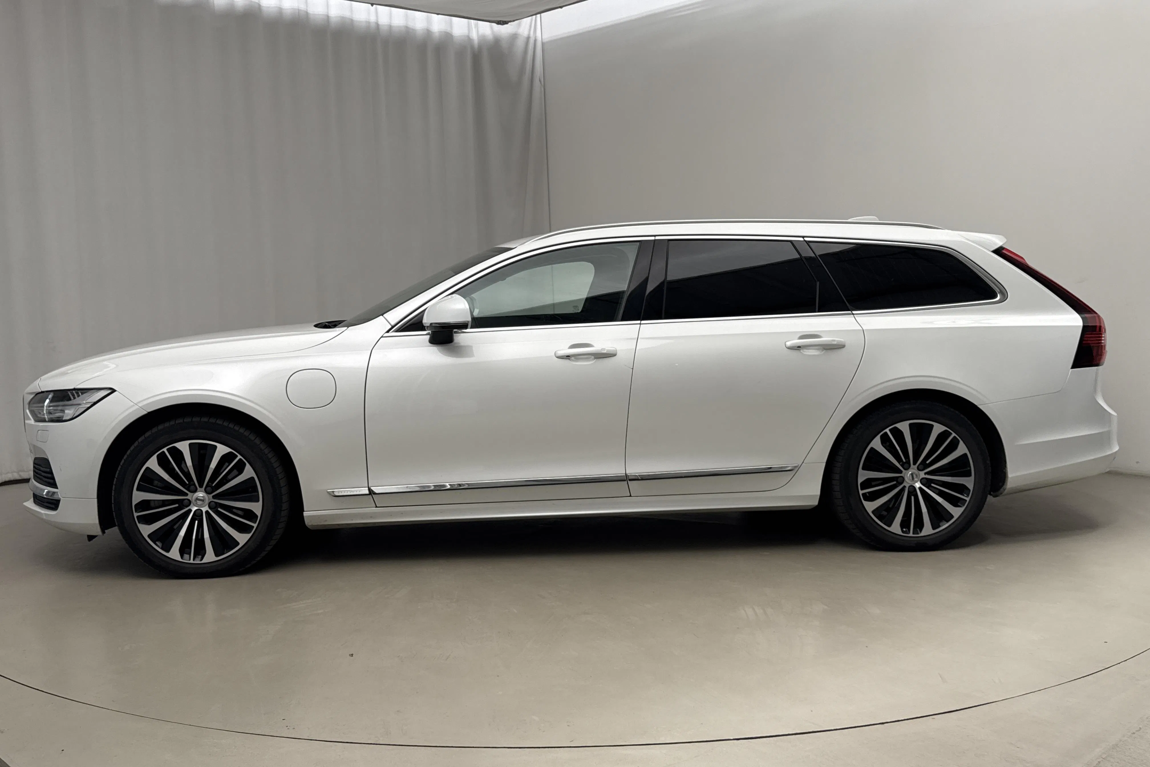 Presentation photo 2 of 24: Volvo V90 T6 AWD Recharge (350hk) - 106 320 km - Automatic - white - 2023