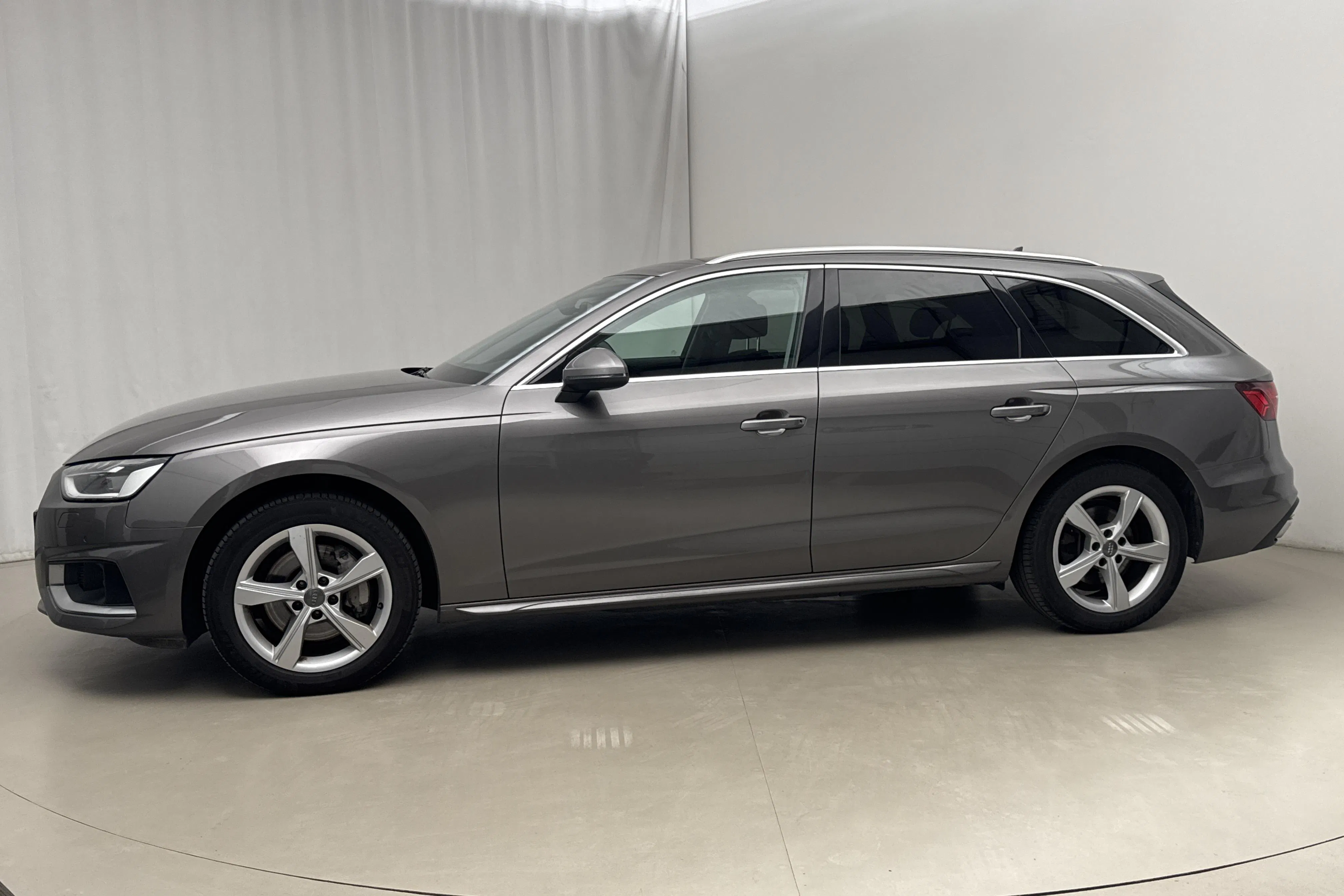 Presentation photo 2 of 21: Audi A4 Avant 40 TDI quattro (190hk) - 154 150 km - Automatic - gray - 2020