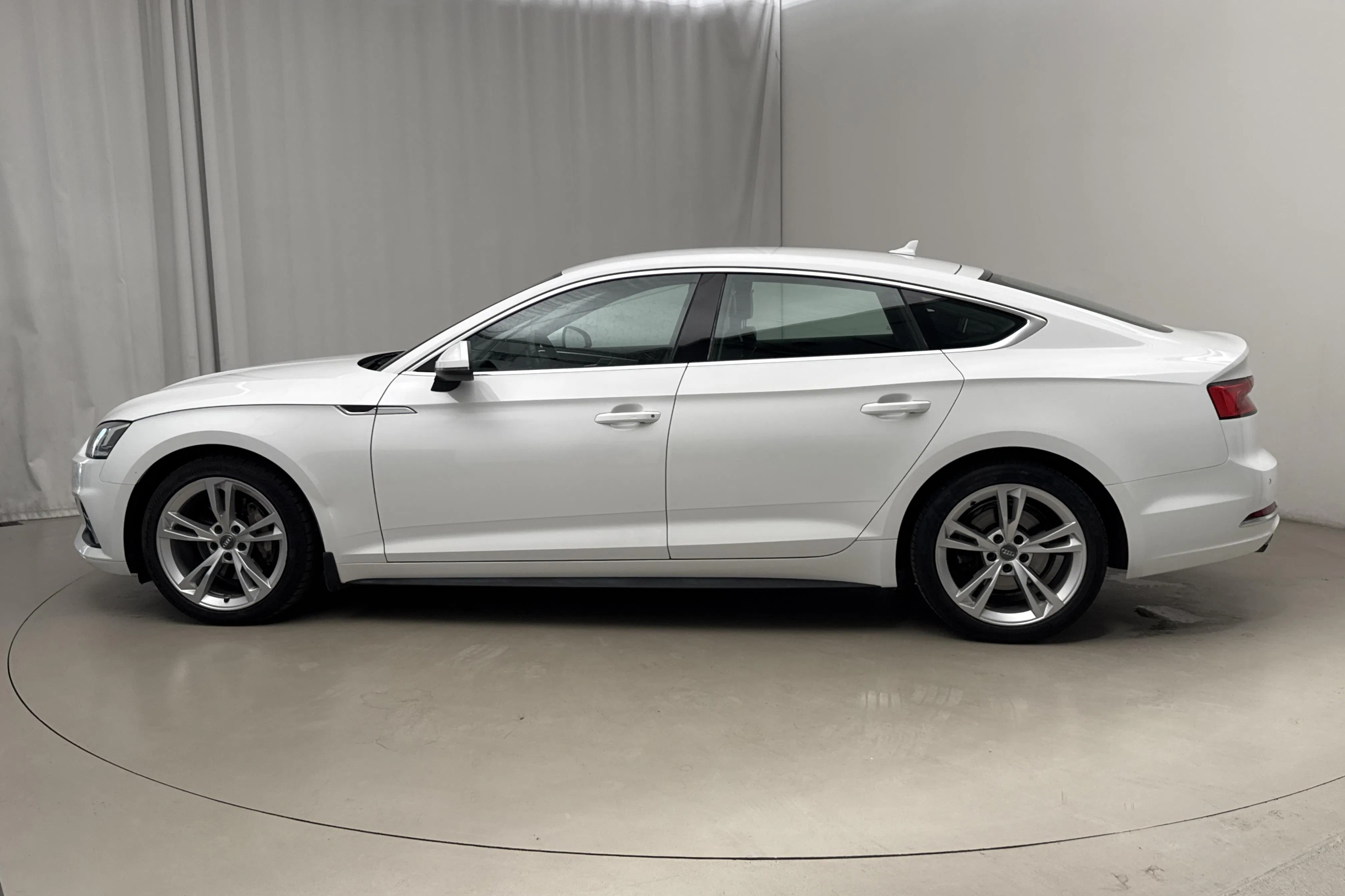 Presentationsfoto 2 av 16: Audi A5 2.0 TDI Sportback quattro (190hk) - 7 088 mil - Automat - vit - 2017