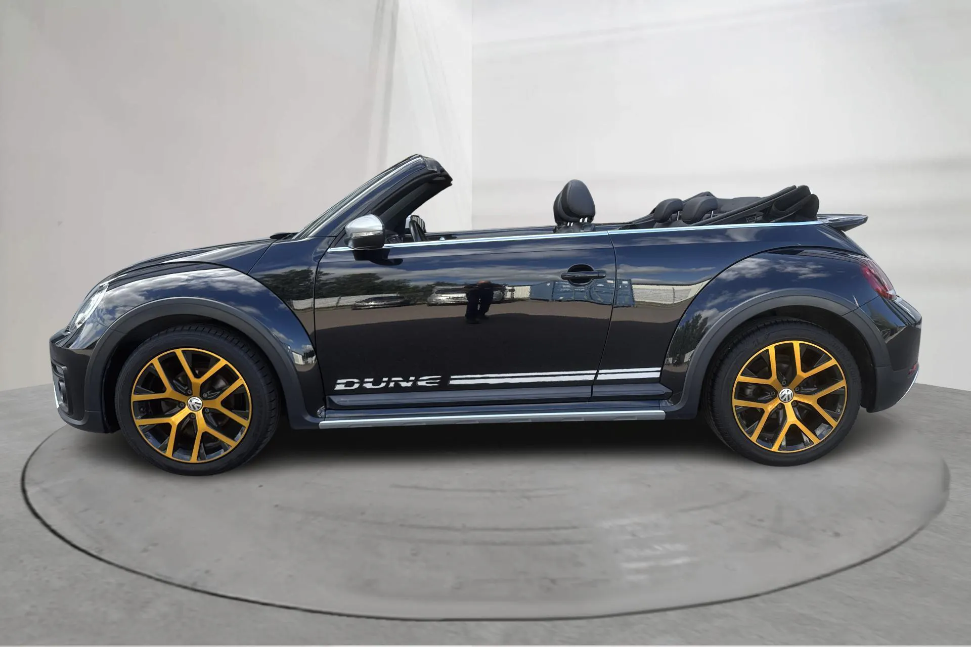 Presentation photo 2 of 20: VW Beetle 1.4 TSI Cabriolet (150hk) - 76 050 km - Automatic - black - 2017