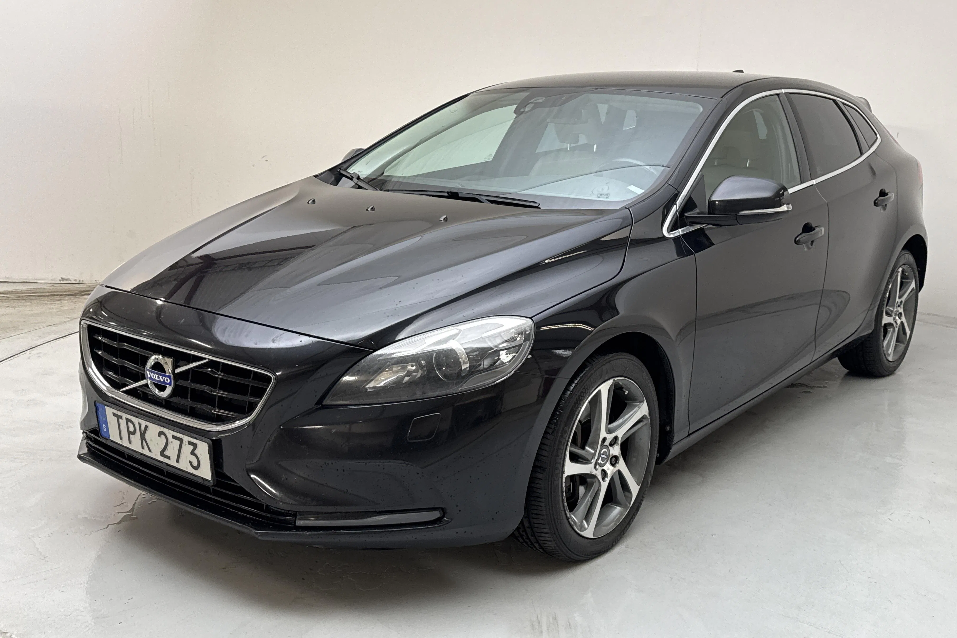 Presentationsfoto 1 av 16: Volvo V40 D3 (150hk) - 20 254 mil - Automat - svart - 2015