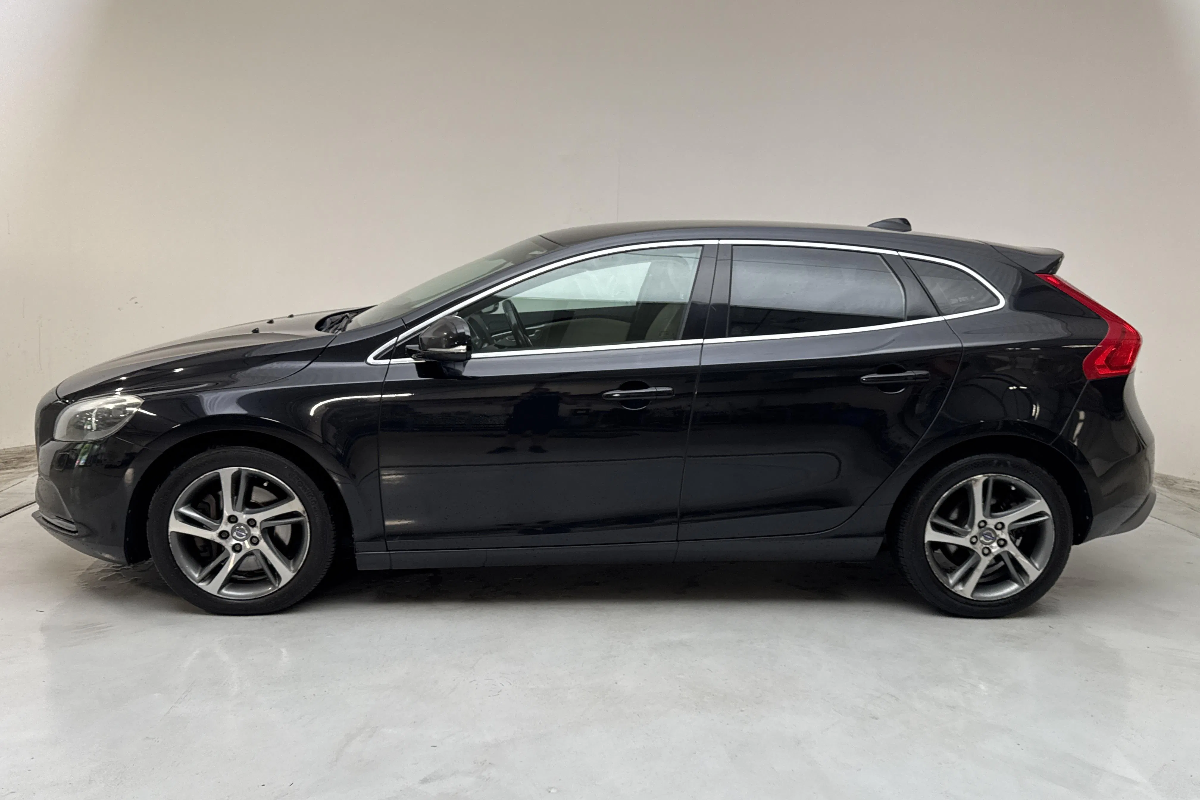 Presentationsfoto 2 av 16: Volvo V40 D3 (150hk) - 20 254 mil - Automat - svart - 2015