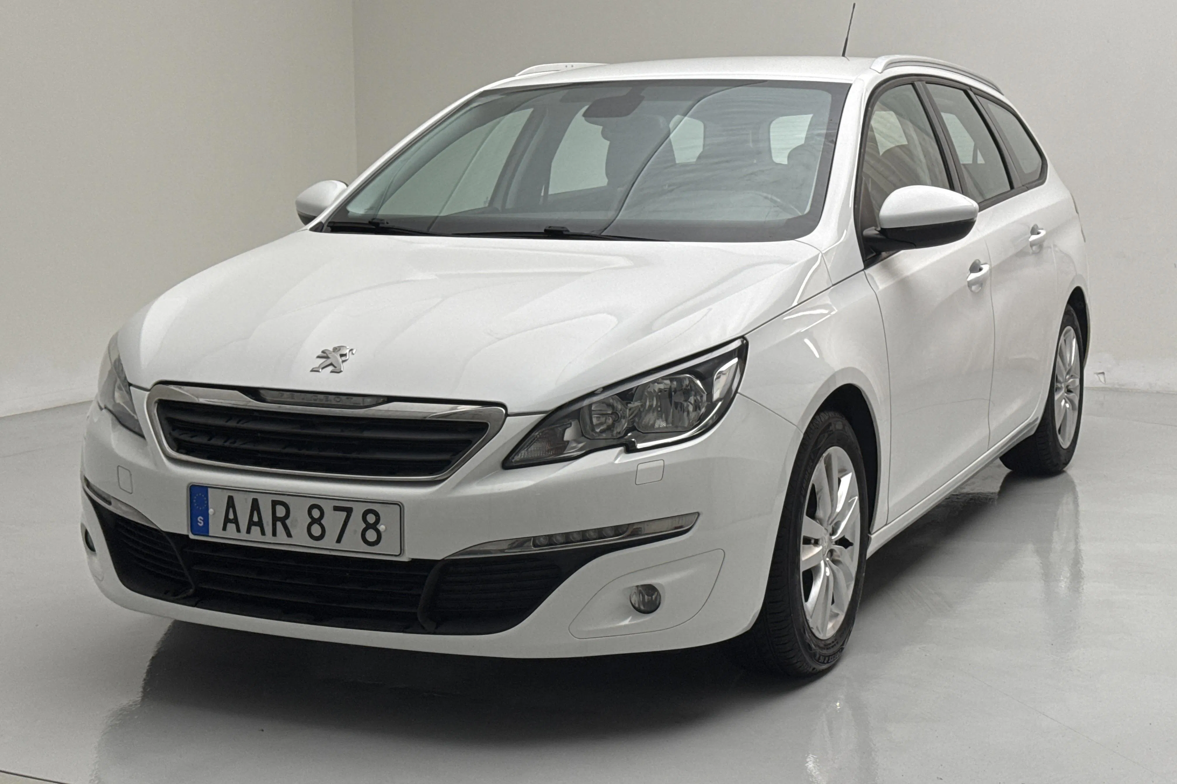 Presentation photo 1 of 11: Peugeot 308 SW PureTech (130hk) - 120 680 km - Automatic - white - 2016