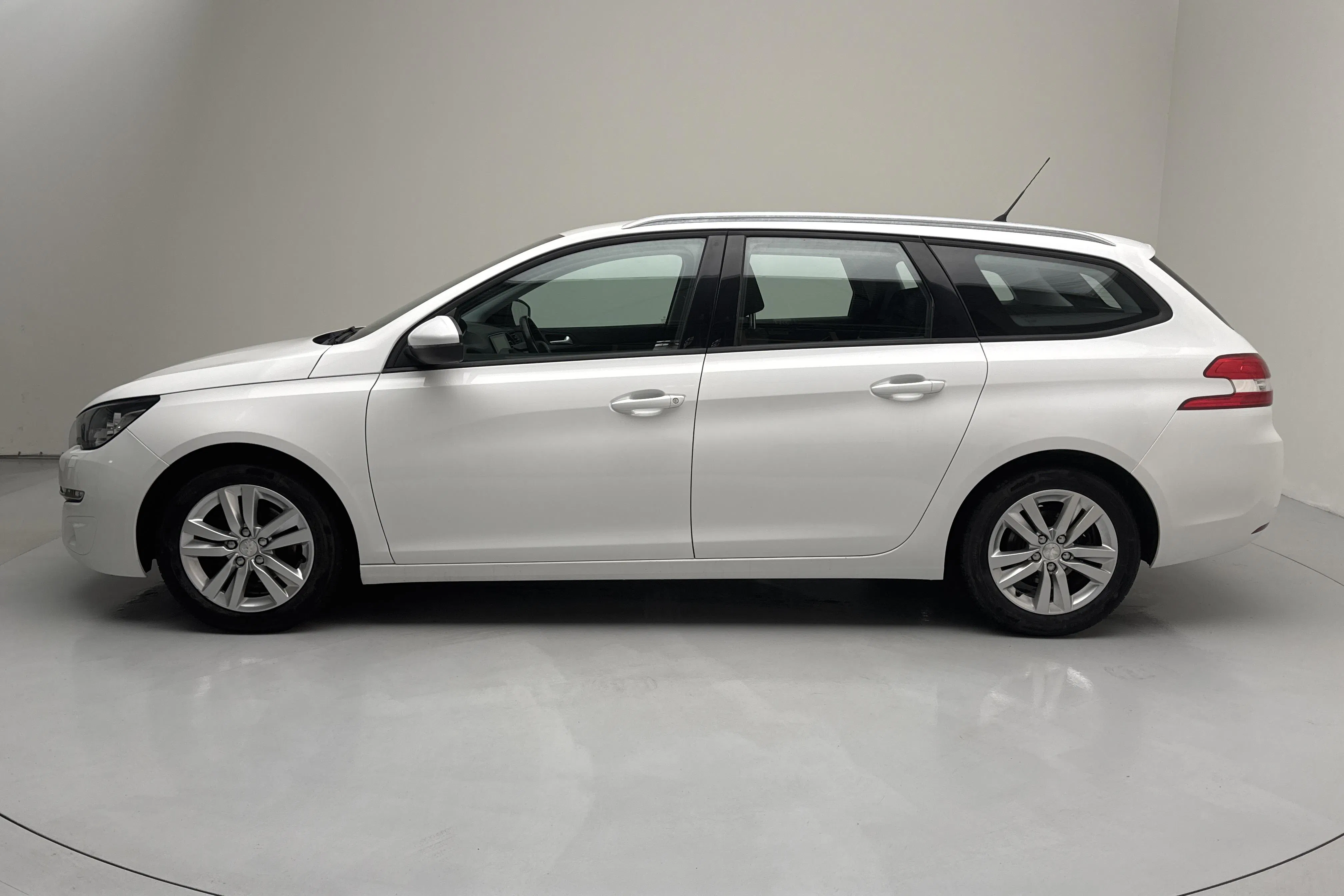 Presentation photo 2 of 11: Peugeot 308 SW PureTech (130hk) - 120 680 km - Automatic - white - 2016
